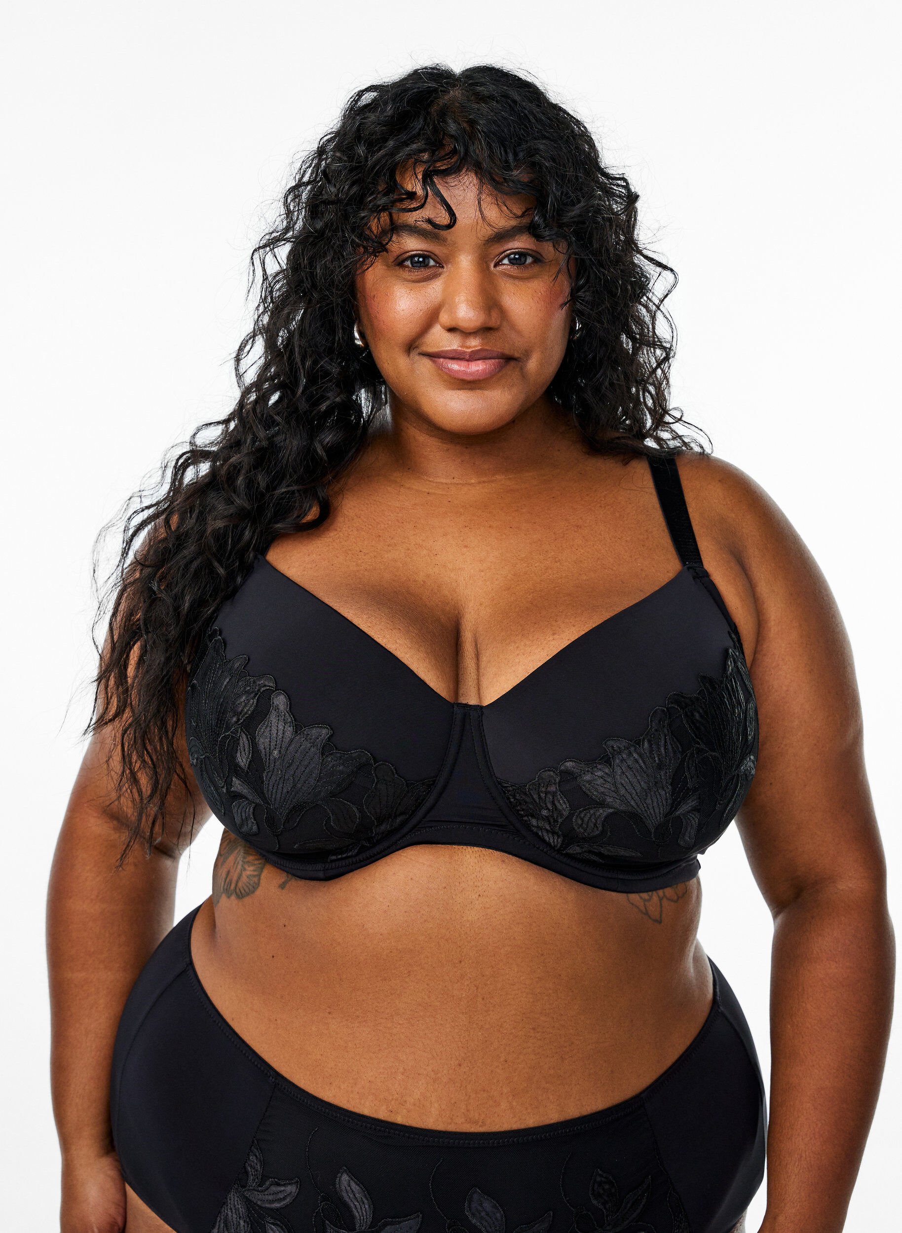 Vadderad BH med broderade blommor, Svart, Model