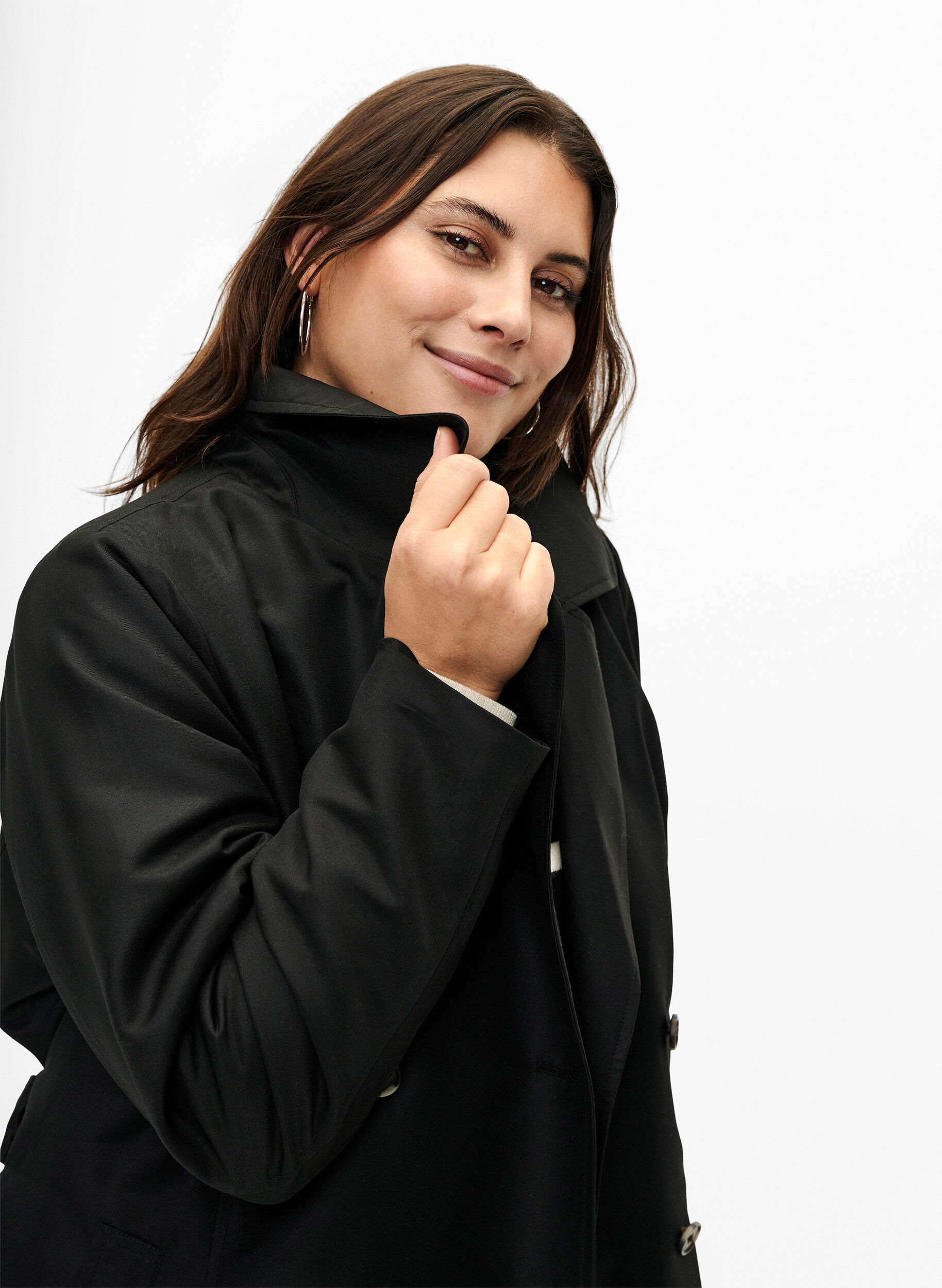 Zizzi Kort trenchcoat med sk&auml;rp, Svart, Model image number 3