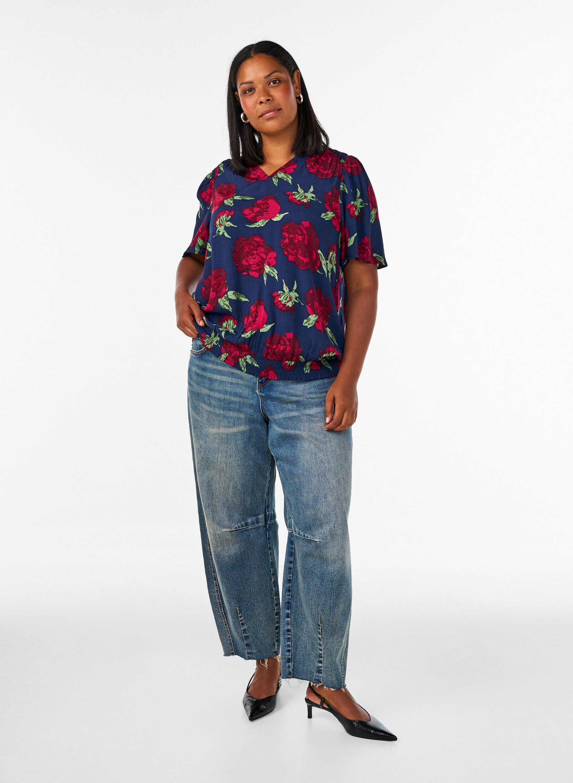 ZizziBlus i viskos med blommigt m&ouml;nster och ballongform, Bl&aring;, Model image number 1