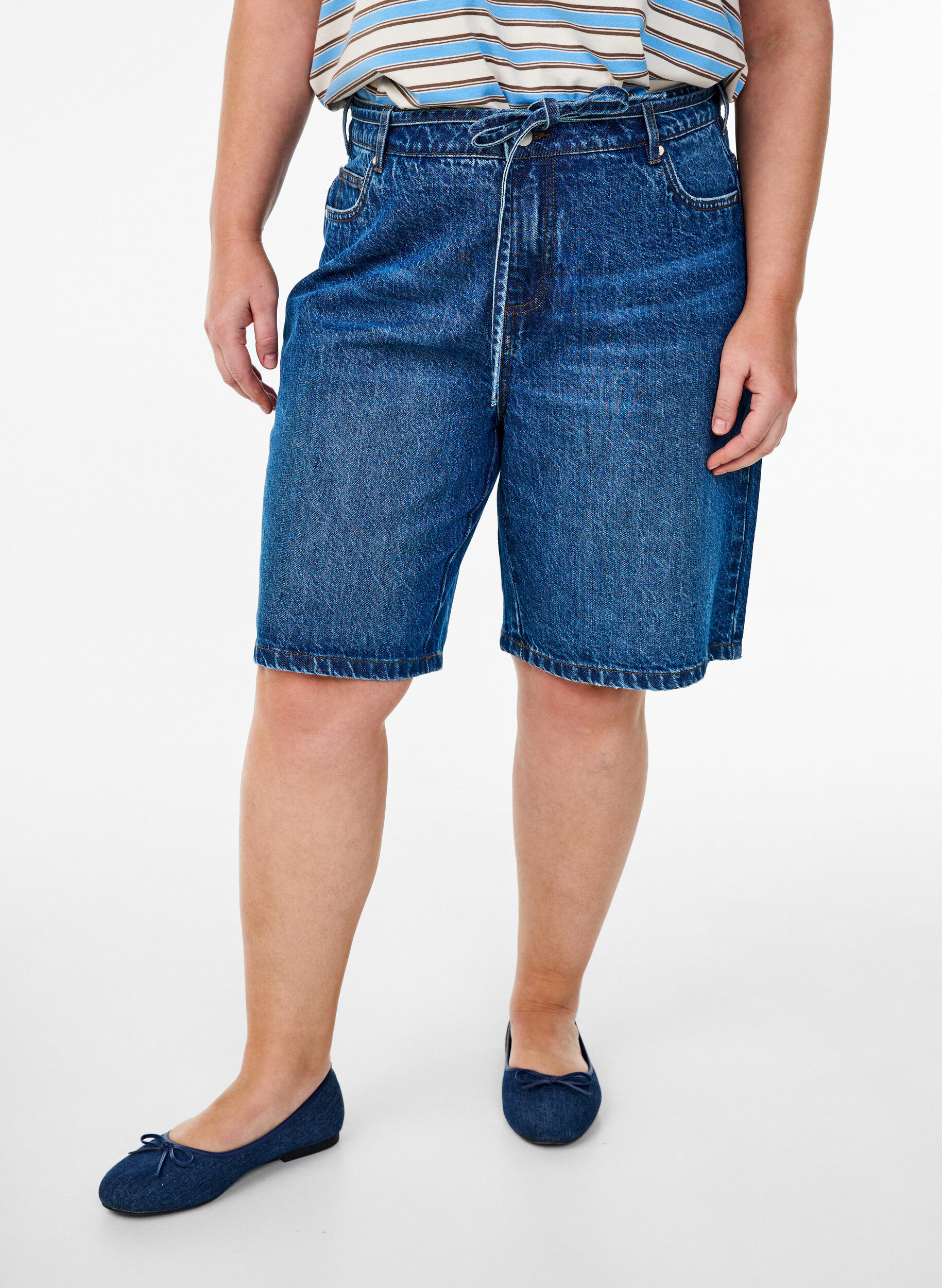 ZizziFigurn&auml;ra jeansshorts med knytsk&auml;rp, Bl&aring;, Model image number 3