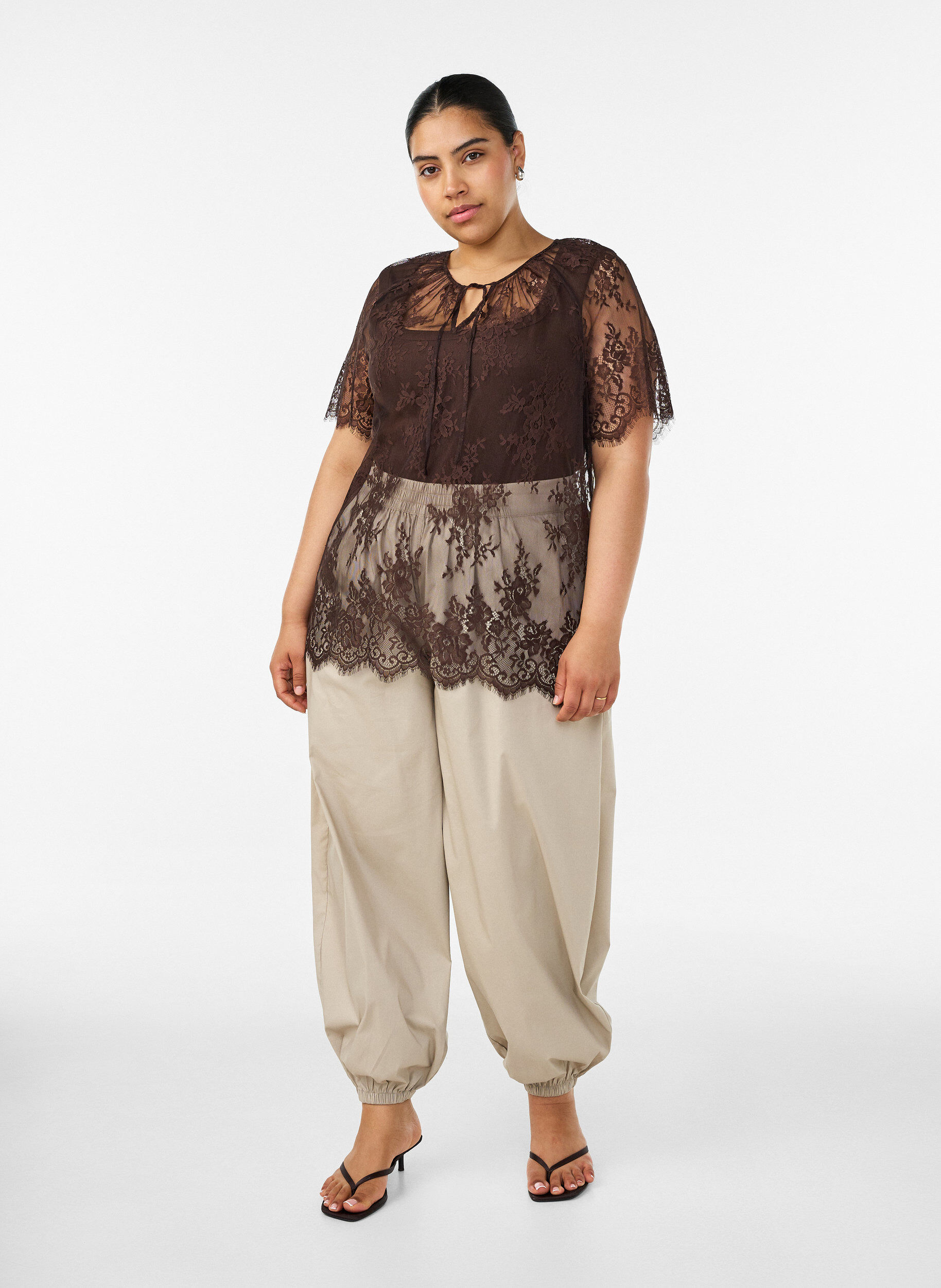 ZizziKort&auml;rmad blus i spets med knytning, Brun, Model image number 1