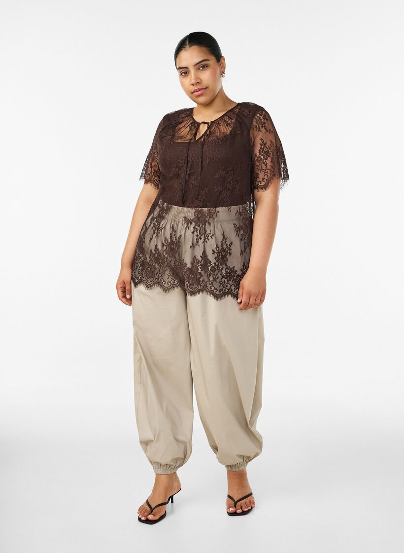 Kort&auml;rmad blus i spets med knytning, Brun, Model image number 1