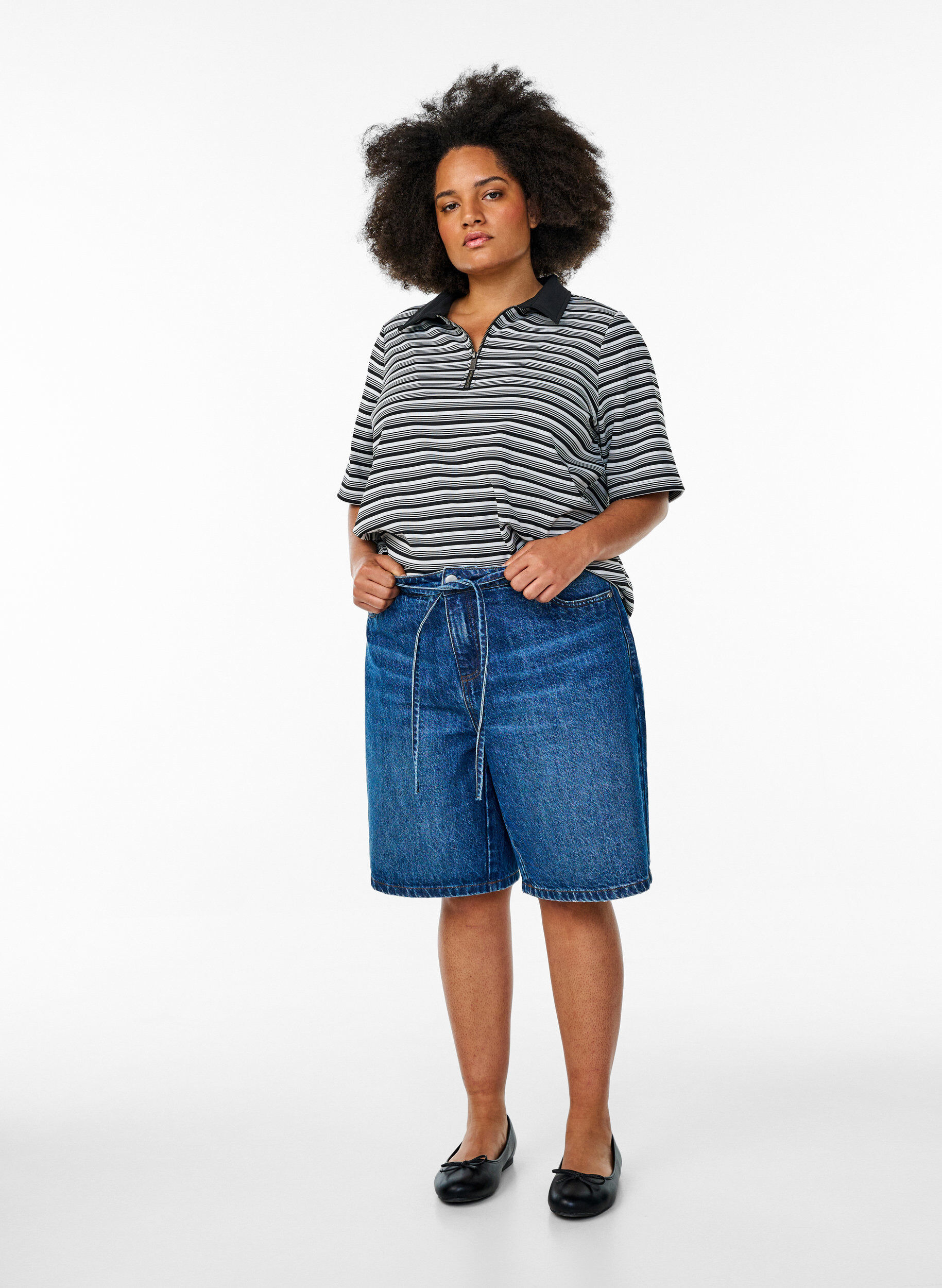 Zizzi Randig polotr&ouml;ja med korta &auml;rmar och dragkedja, Svart, Model image number 1