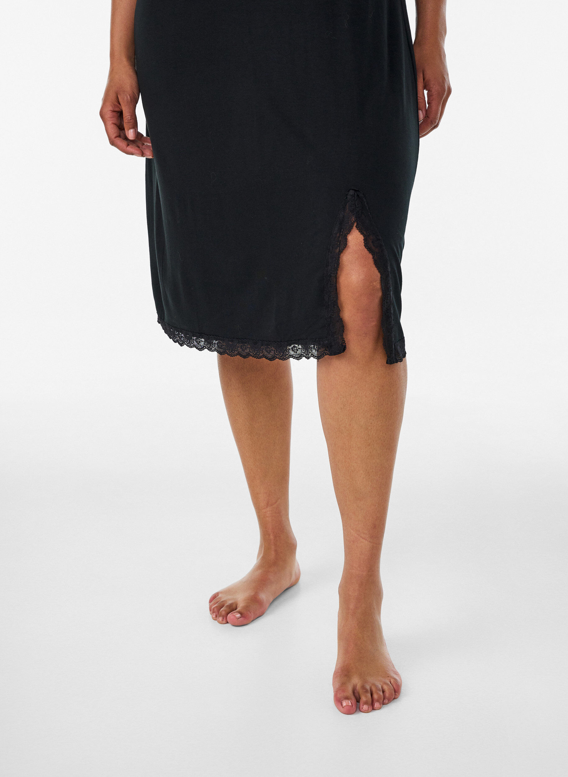 ZizziNattlinne i viskos med spets och slitsar, Svart, Model image number 2