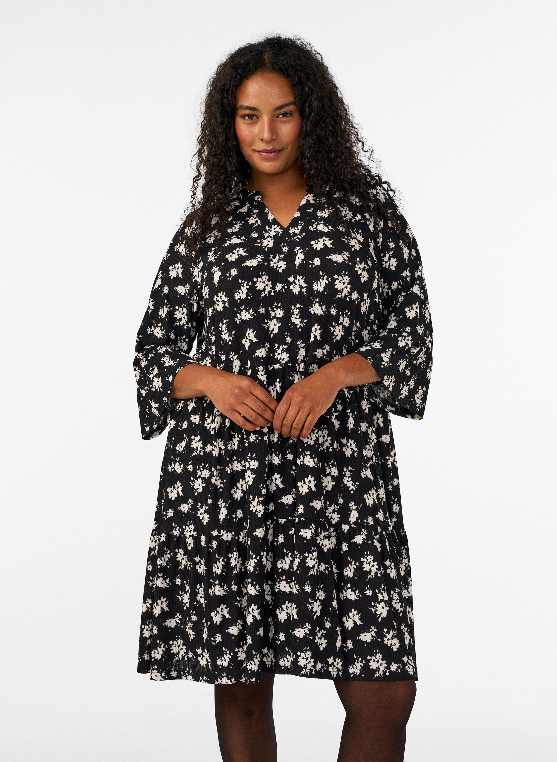 ZizziKort a-linjeformad kl&auml;nning i jersey med helt&auml;ckande m&ouml;nster, Svart, Model image number 0