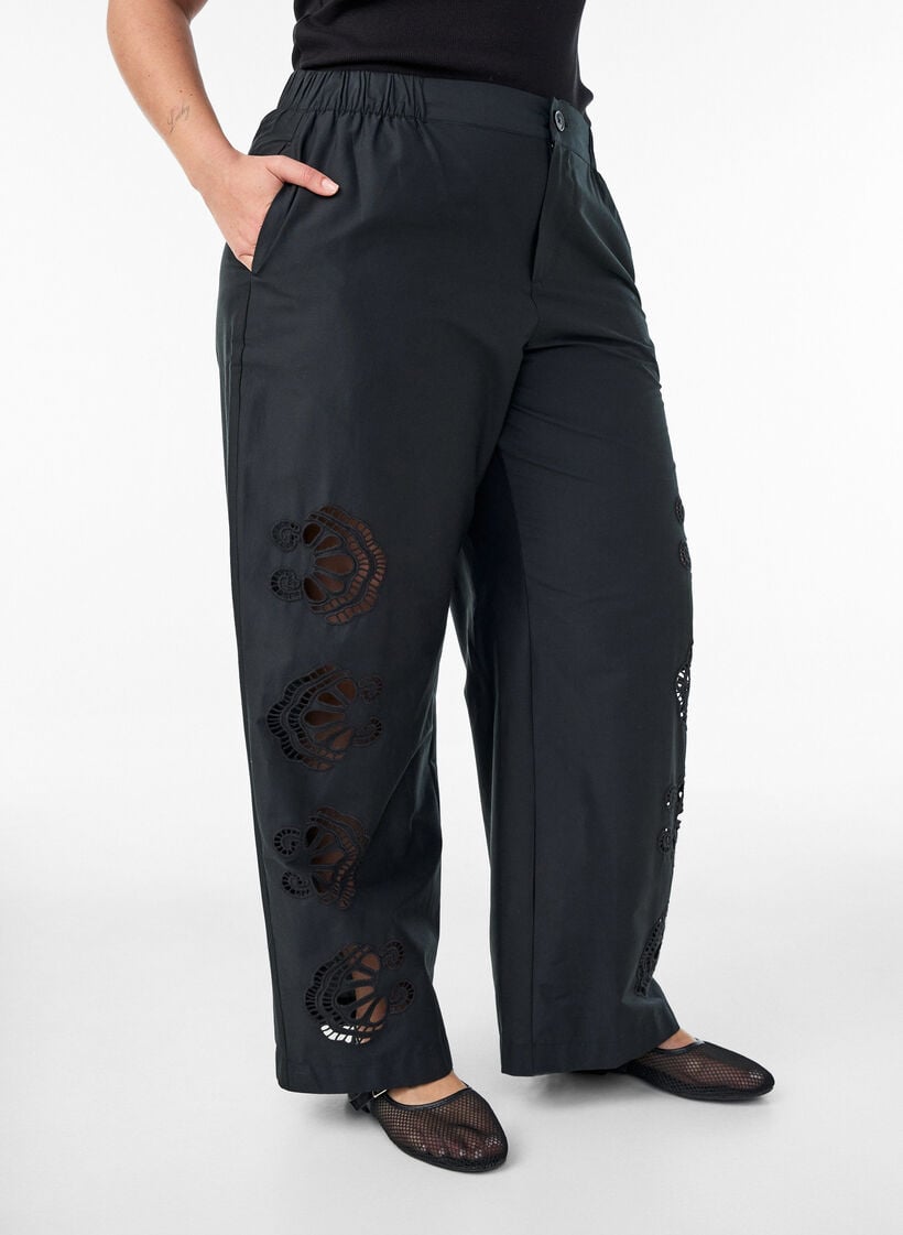 Byxor i bomull med broderade utsk&auml;rningar, Svart, Model image number 2