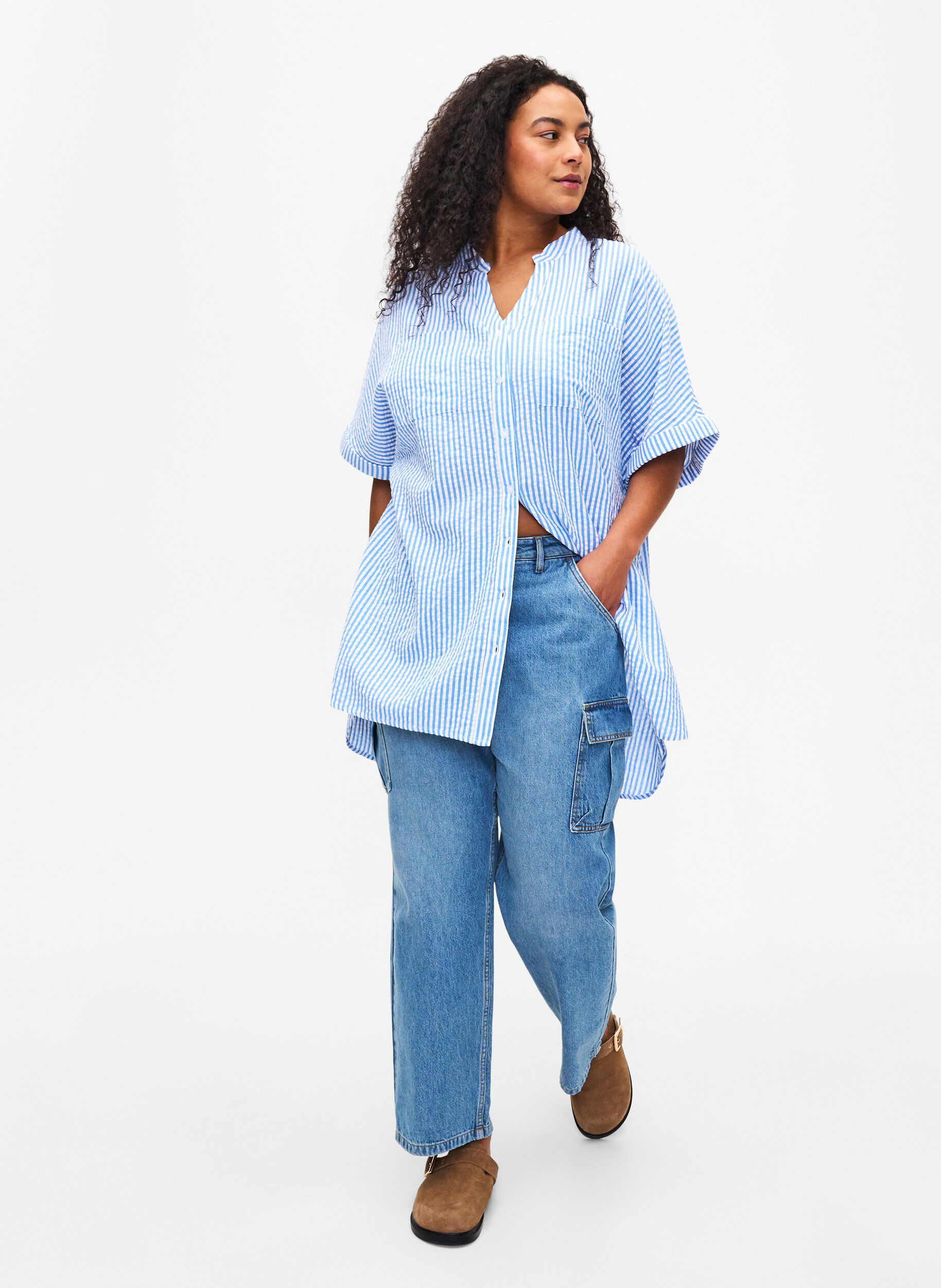 Zizzi Randig skjorta med br&ouml;stfickor, Light Blue Stripe , Model image number 2