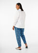 Mille Mom Fit-jeans med broderier, Blå, Model image number 1