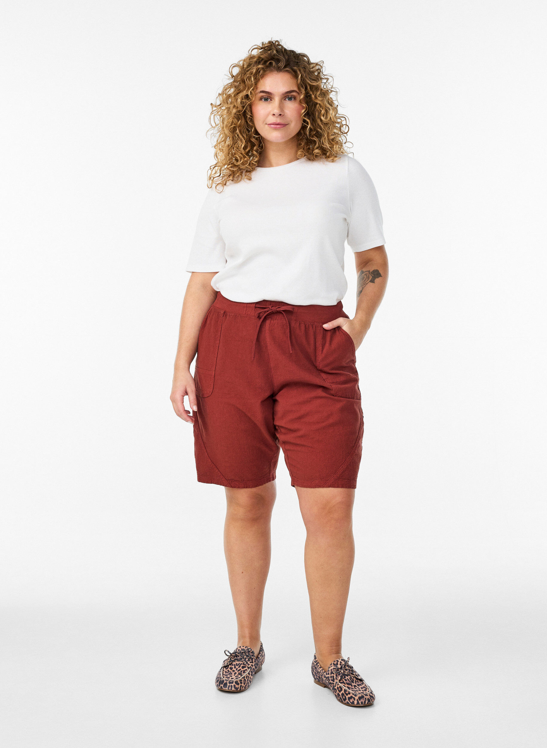 Zizzi L&ouml;sa shorts i bomull med fickor, R&ouml;d, Model image number 1