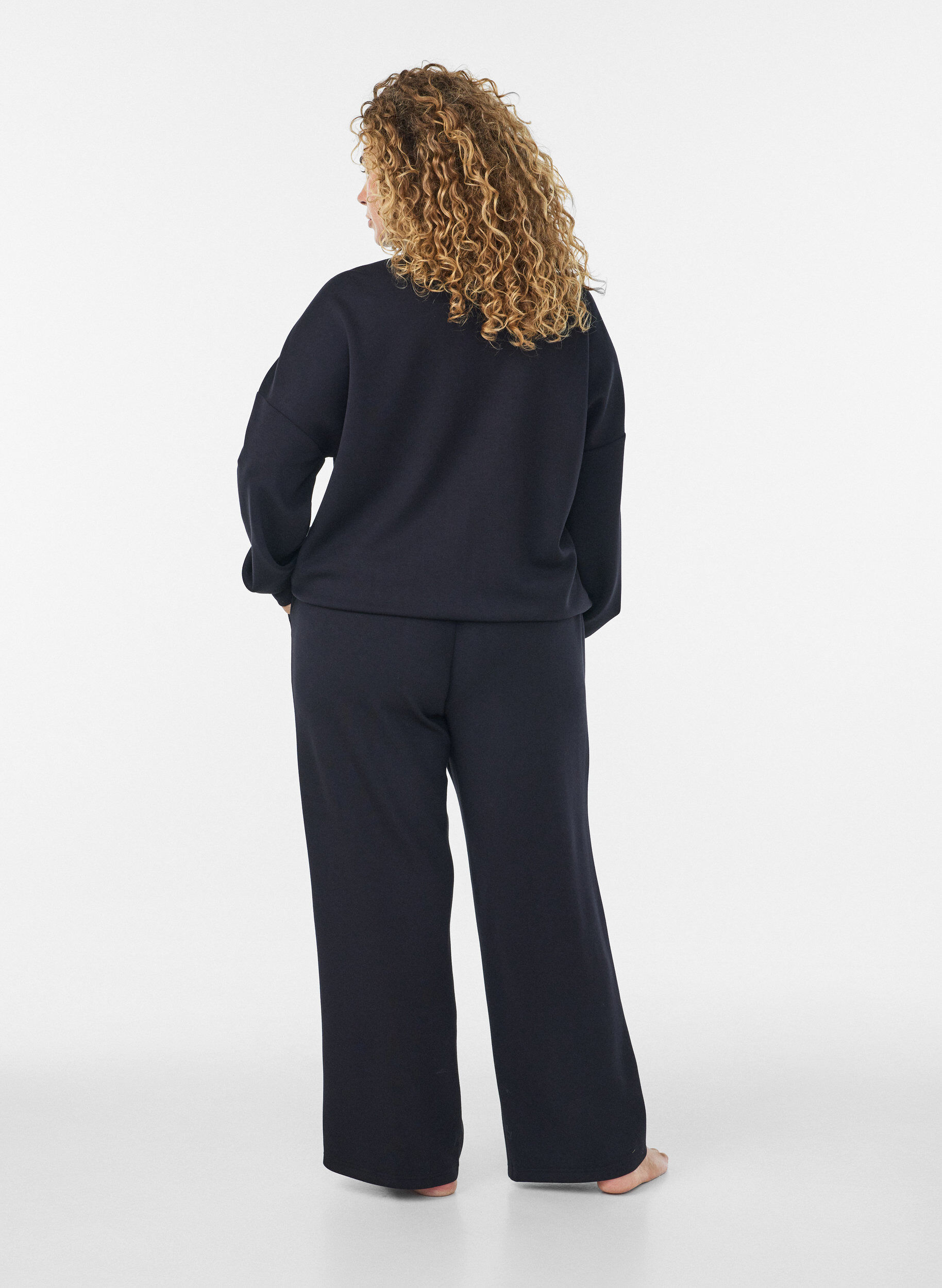 ZizziL&ouml;sa jerseybyxor med h&ouml;g midja och fickor, Svart, Model image number 1