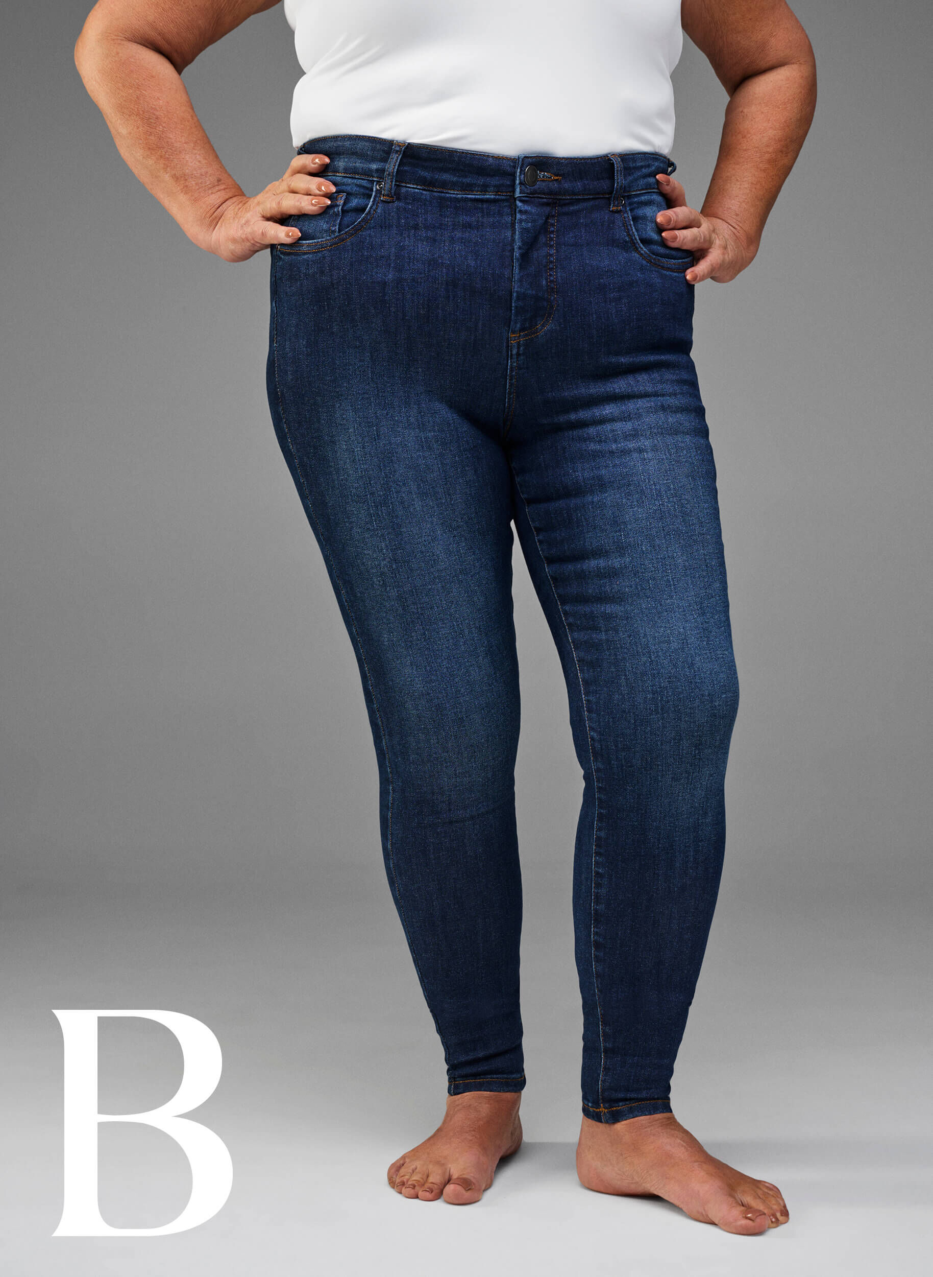 Zizzi Mycket &aring;tsittande jeans med h&ouml;g midja, Dark Blue, Model image number 4