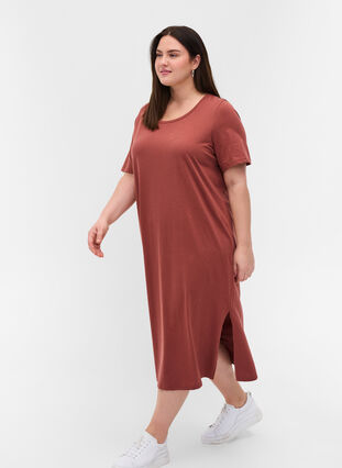 T-shirtklänning i bomull med slits, Mahogany, Model image number 0