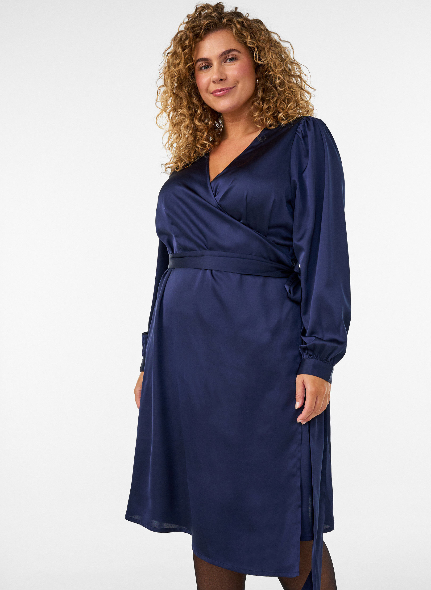 Kort omlottkl&auml;nning i satin, Bl&aring;, Model