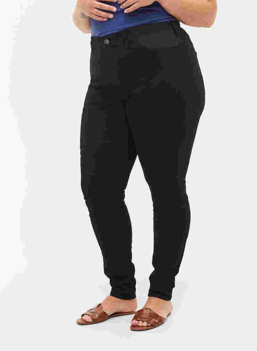 Super slim Amy jeans med resår i midjan, Black, Model image number 3