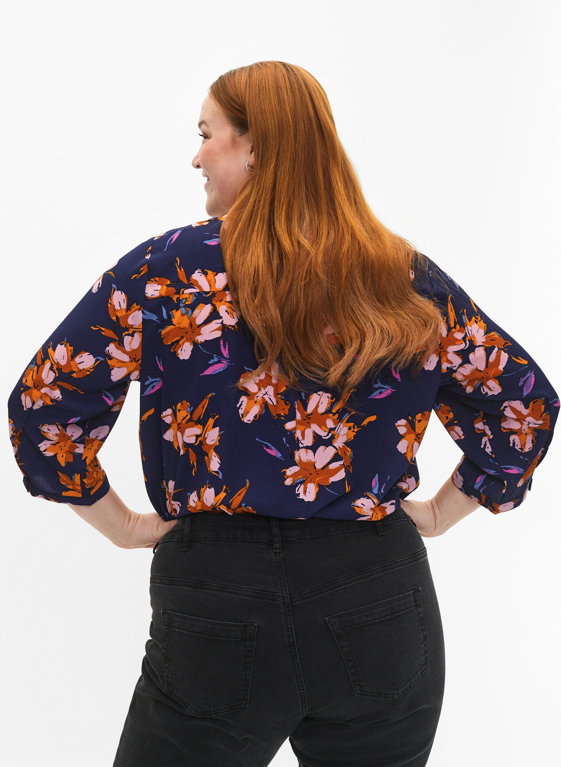 Zizzi Blus med blomm&ouml;nster och trekvarts&auml;rm, Peacoat Flower AOP, Model image number 1