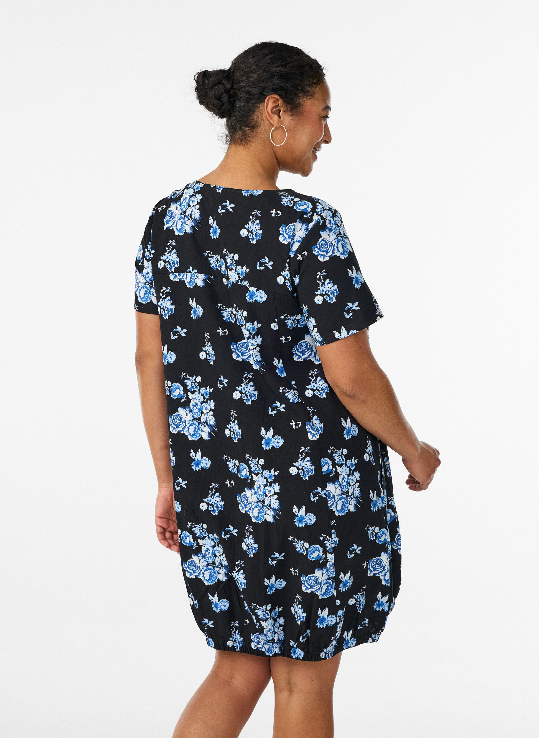 Zizzi Kort&auml;rmad bomullskl&auml;nning med tryck, Svart, Model image number 2