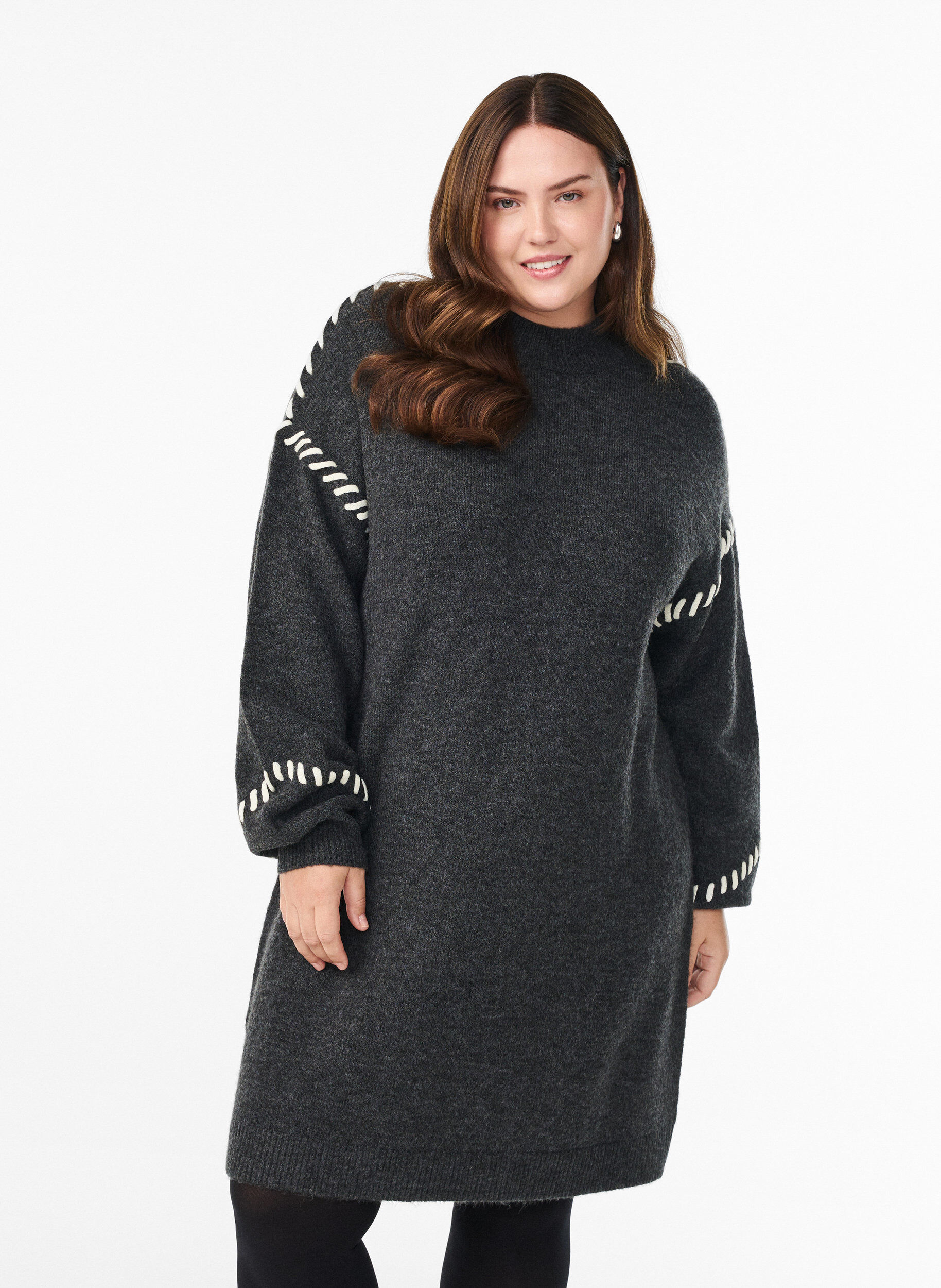 Stickad kl&auml;nning med kontrasts&ouml;mmar, Gr&aring;, Model