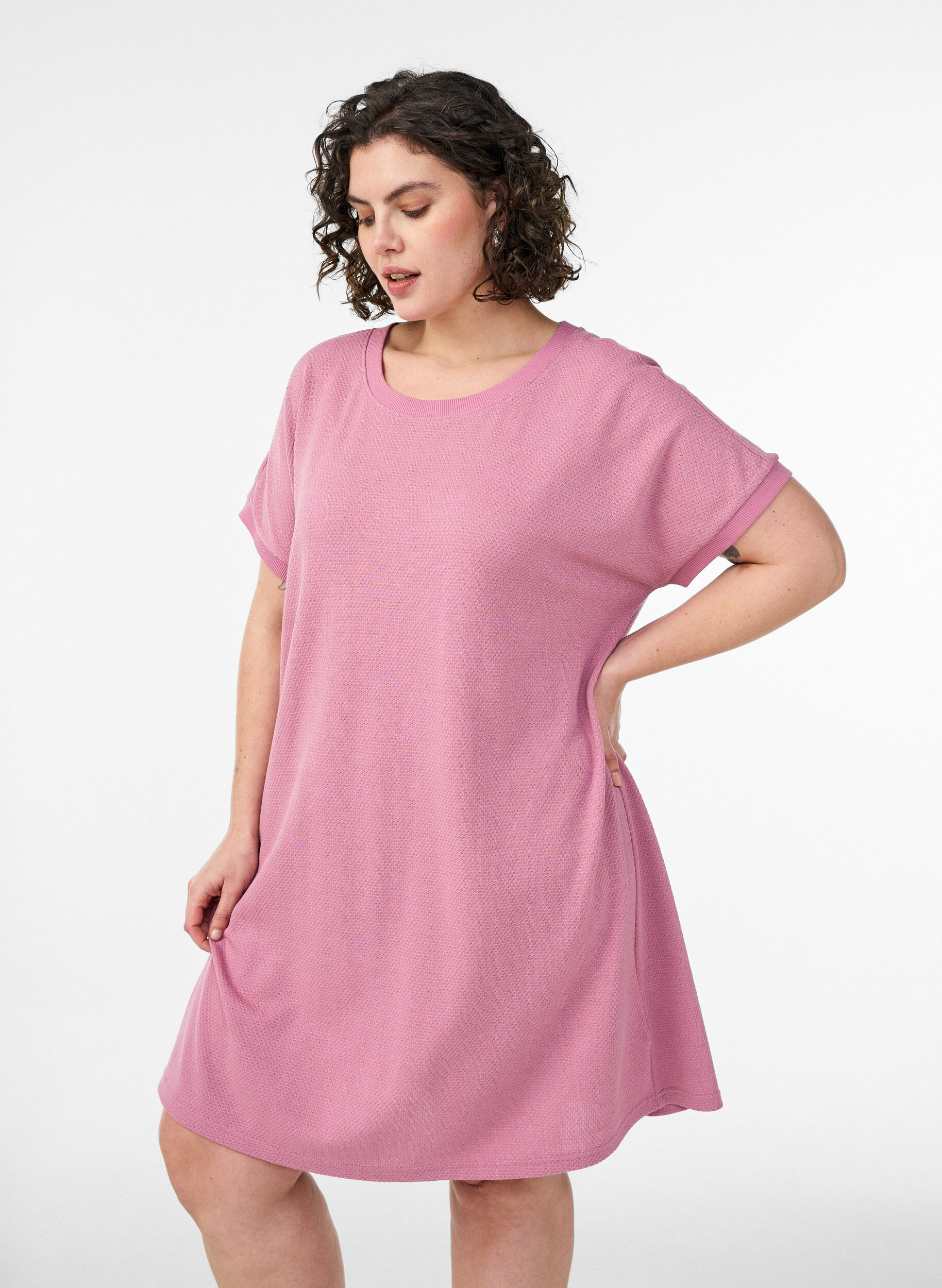 Zizzi Kort kl&auml;nning i strukturerad jersey med rund halsringning, Rosa, Model image number 0