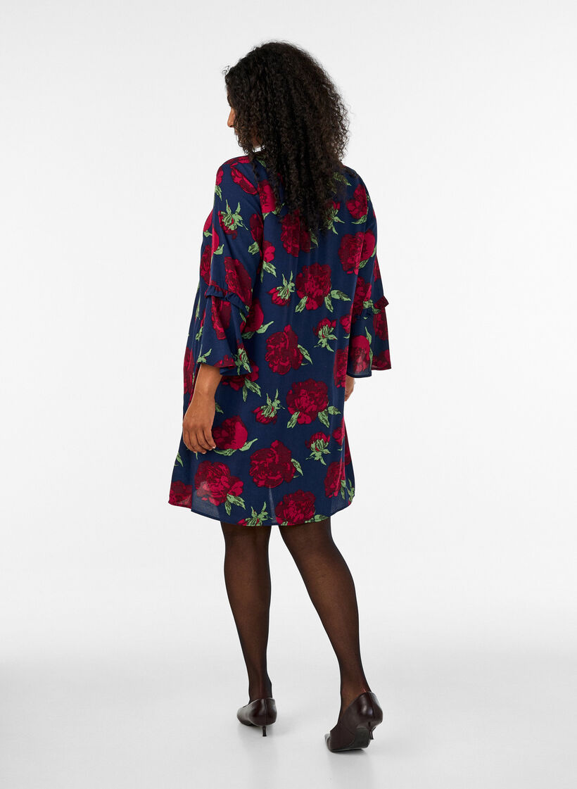 Blommig kl&auml;nning i viskos med volanger, Bl&aring;, Model image number 2