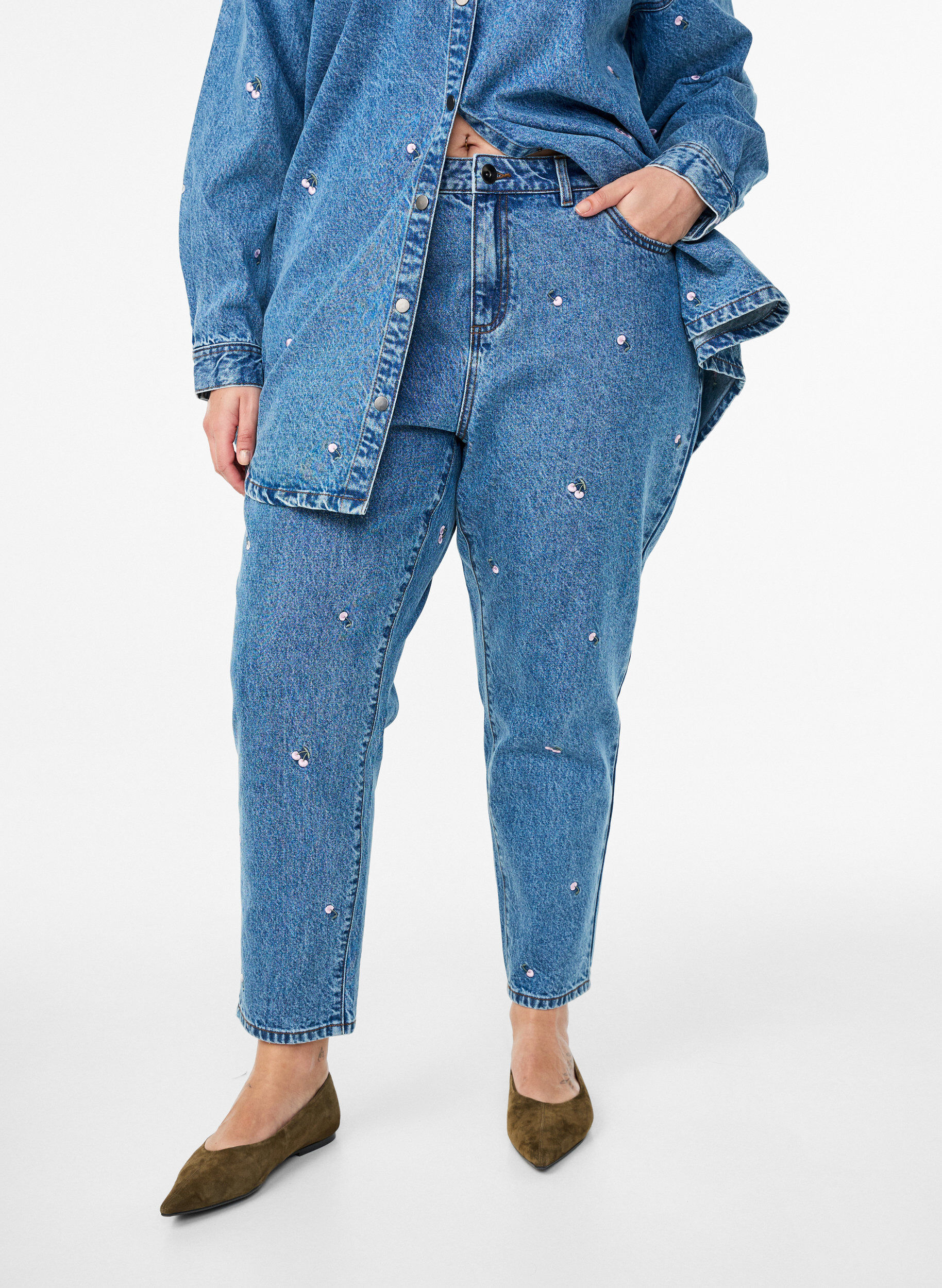 Zizzi Mille Mom Fit-jeans med broderier, Bl&aring;, Model image number 2