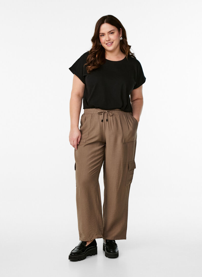 Kortärmad t-shirt i bomullsmix, Svart, Model