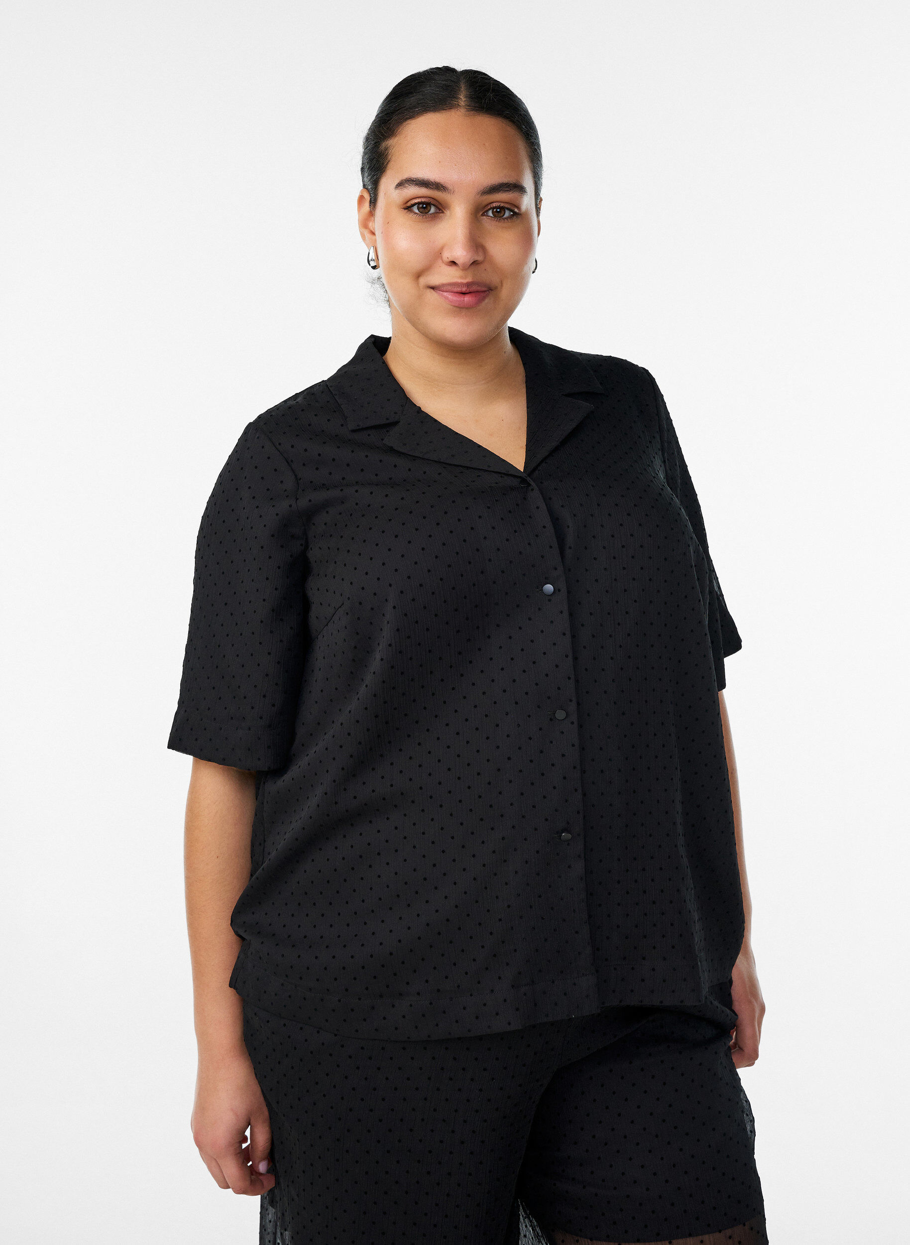 Prickig skjortblus med slag, Svart, Model