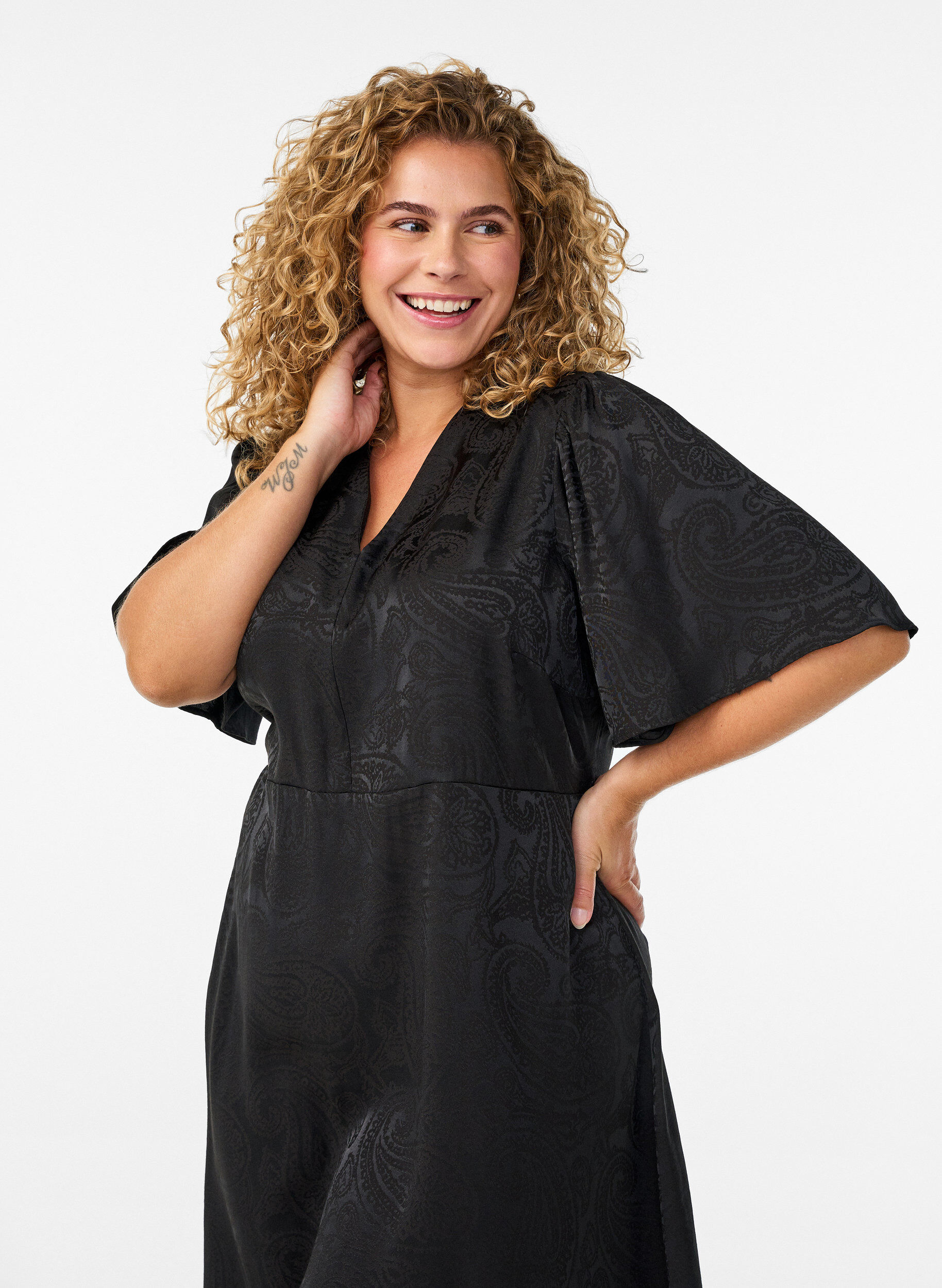 Zizzi Midikl&auml;nning i jacquard med paisleym&ouml;nster och ving&auml;rmar, Svart, Model image number 2