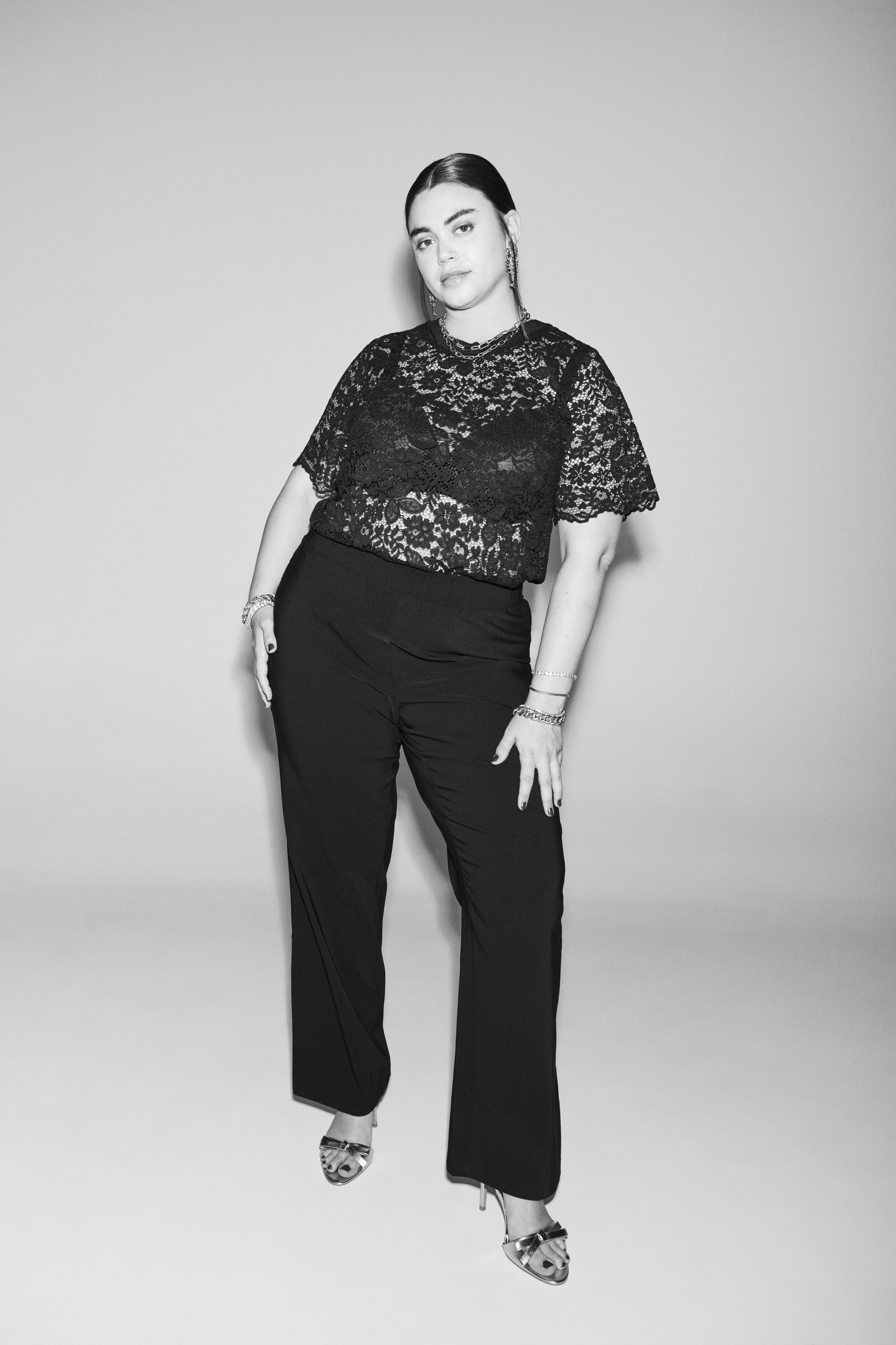 Titta med spetsblusar, , Model