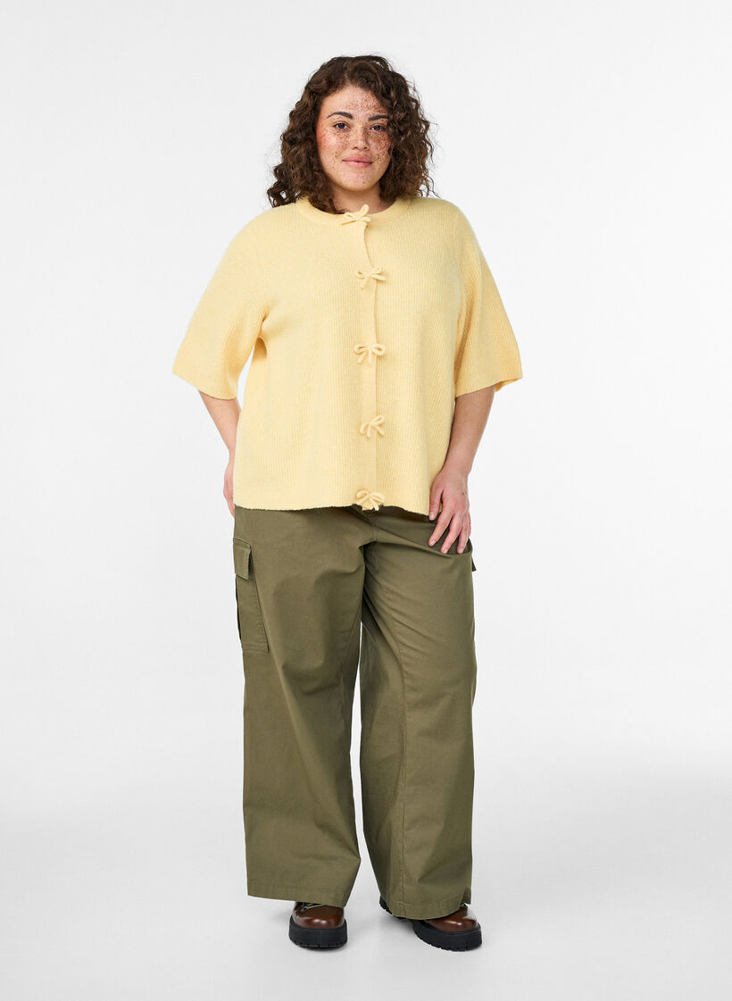 Kort&auml;rmad stickad kofta med rosetter, Gul, Model image number 1