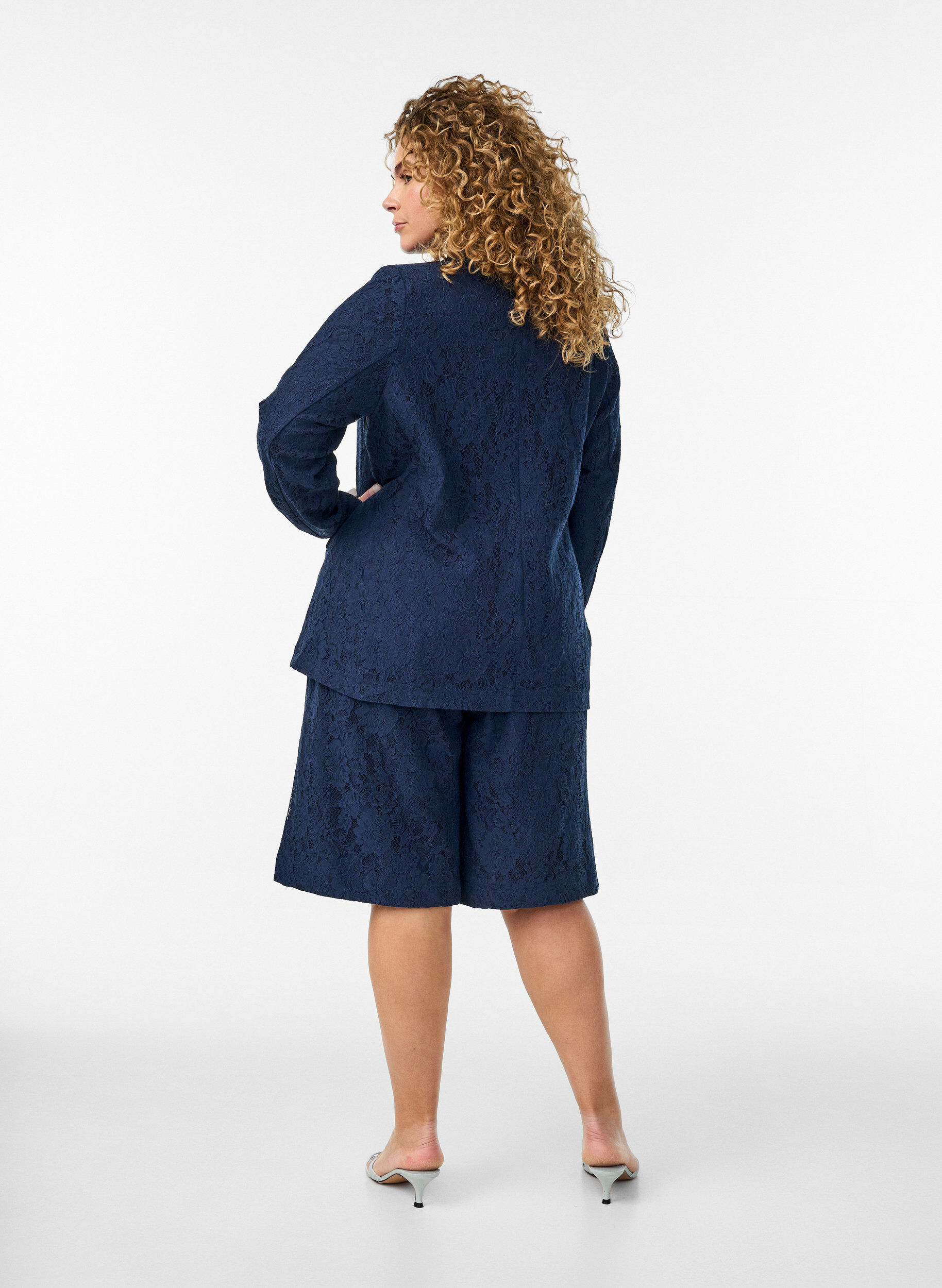 Zizzi Bermudashorts i spets med h&ouml;g midja, Bl&aring;, Model image number 2