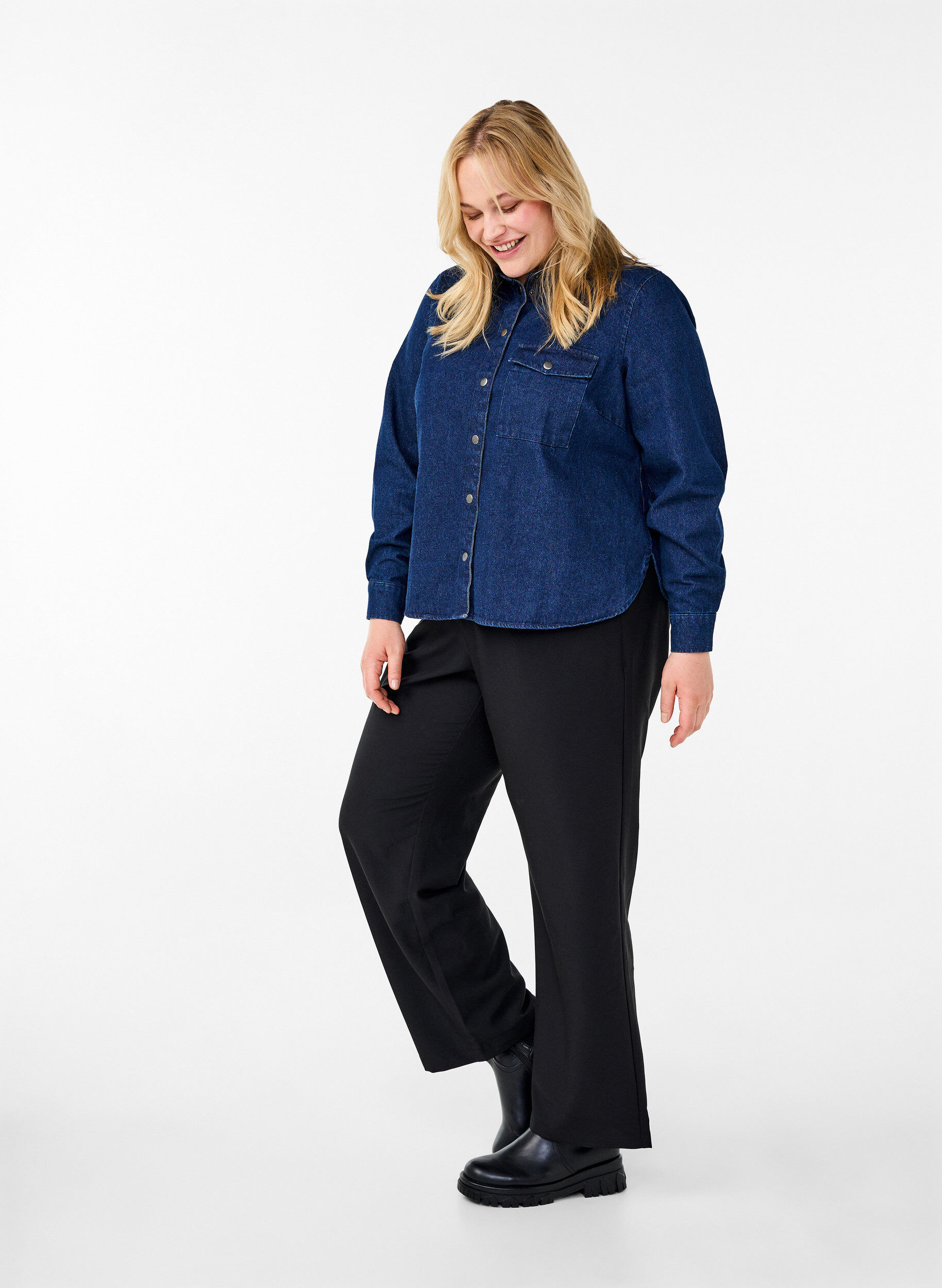 Zizzi Jeansjacka med br&ouml;stficka, Unwashed Denim, Model image number 2