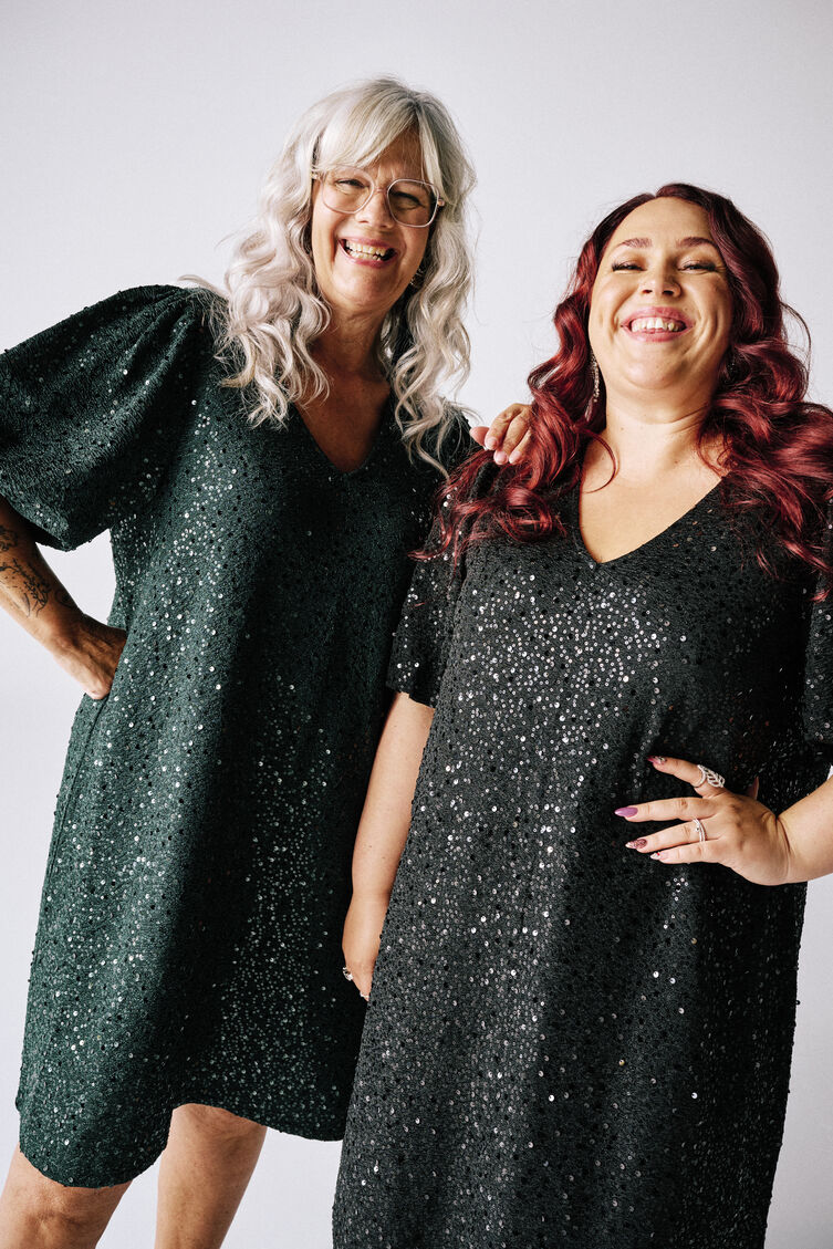 Klänning med detaljer, , Model