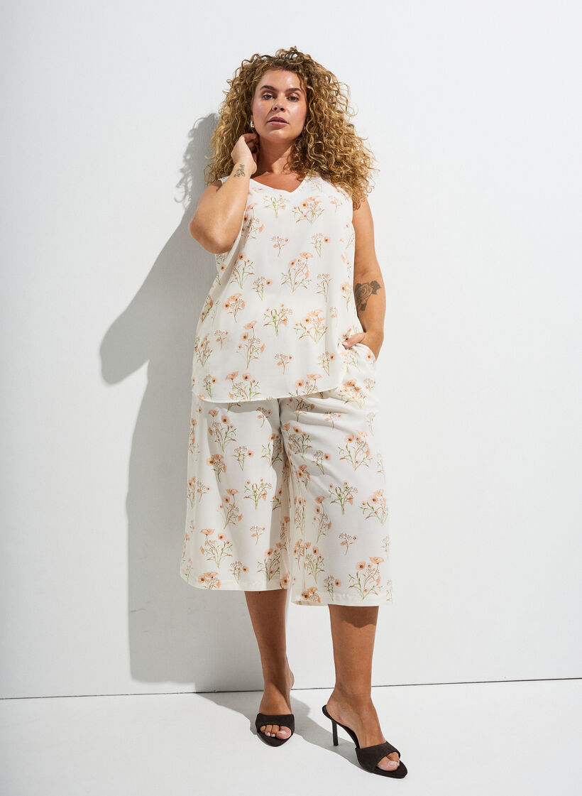 Mjuk blommig dr&ouml;m i kr&auml;mvitt, , Model