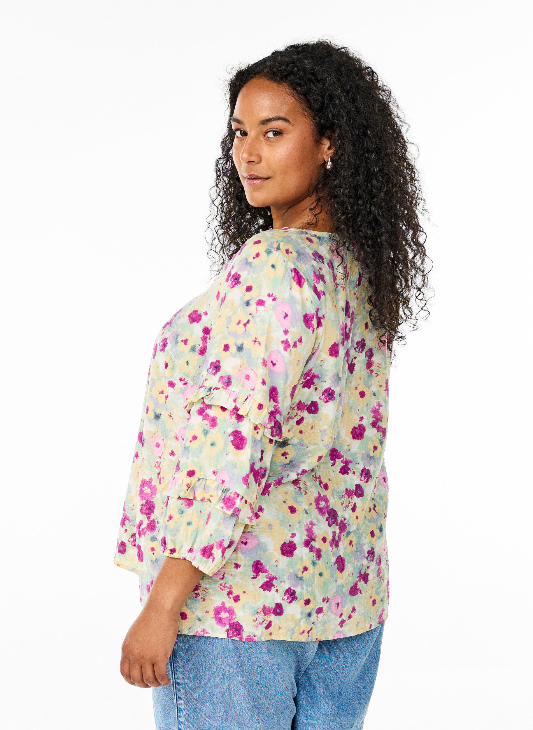 Zizzi Blus med volangdetaljer och blommigt tryck, Vanilla, Model image number 2