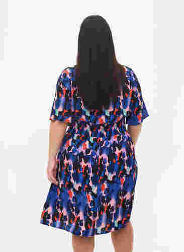 Tryckt klänning i viskos med smock, Colorful Animal, Model image number 1
