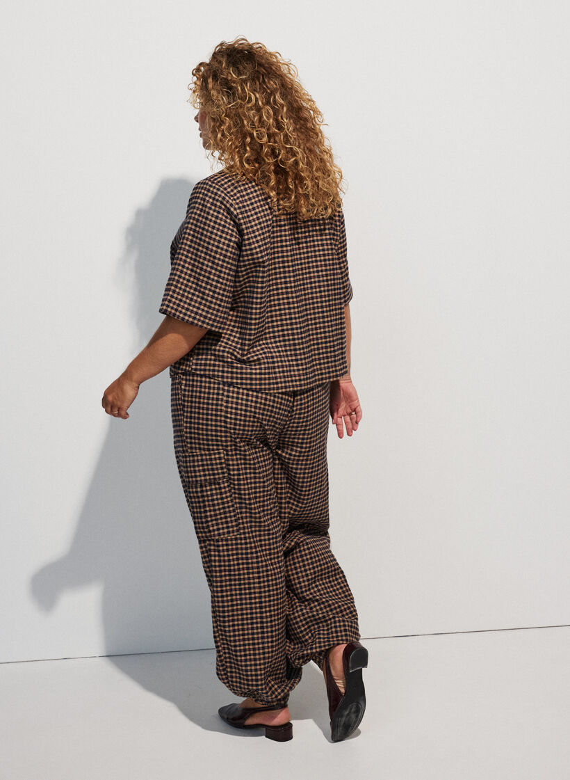 Rutig blus med br&ouml;stfickor, Brun, Model