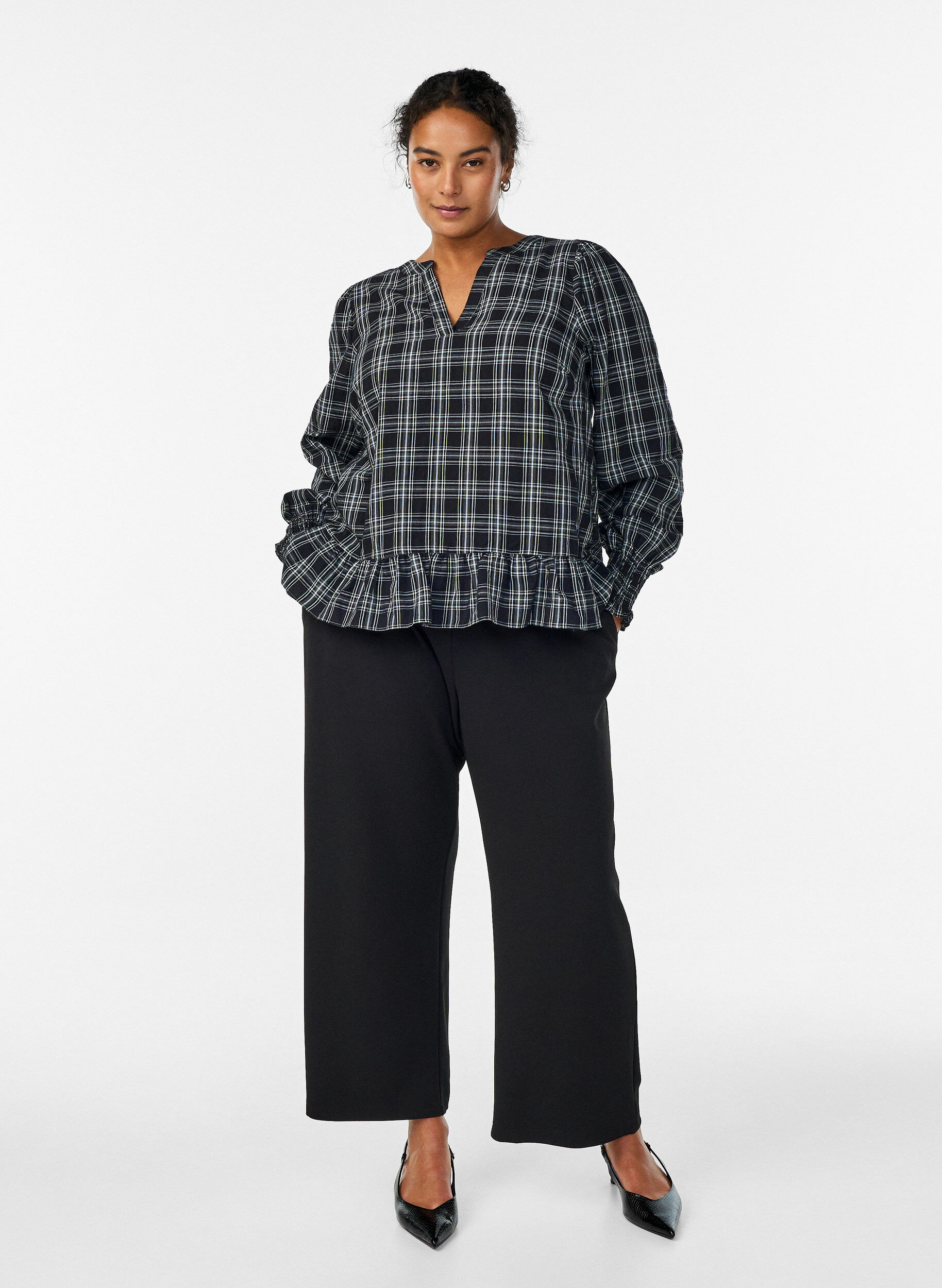 Zizzi Blus med rutor och volangdetaljer, Svart, Model image number 1