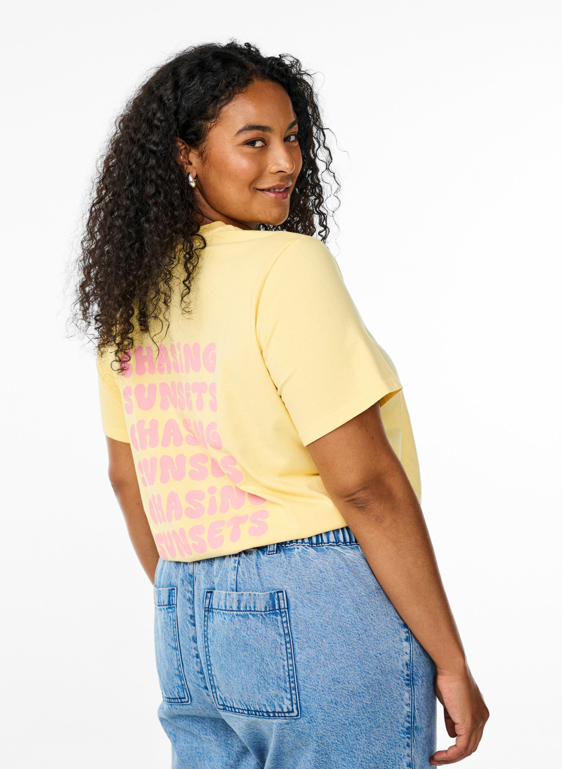 Zizzi T-shirt i ekologisk bomull med tryck p&aring; ryggen, Gul, Model image number 2