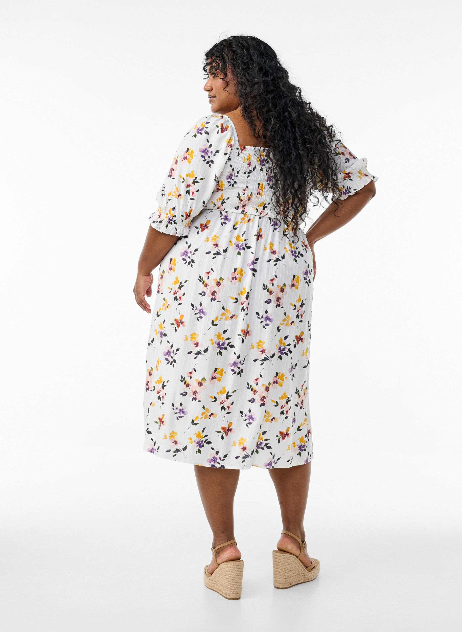 Zizzi Blommig midikl&auml;nning i viskos med smock, Vit, Model image number 1