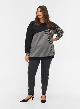 Sweatshirt med mönster, Black Grey Zebra, Model image number 2