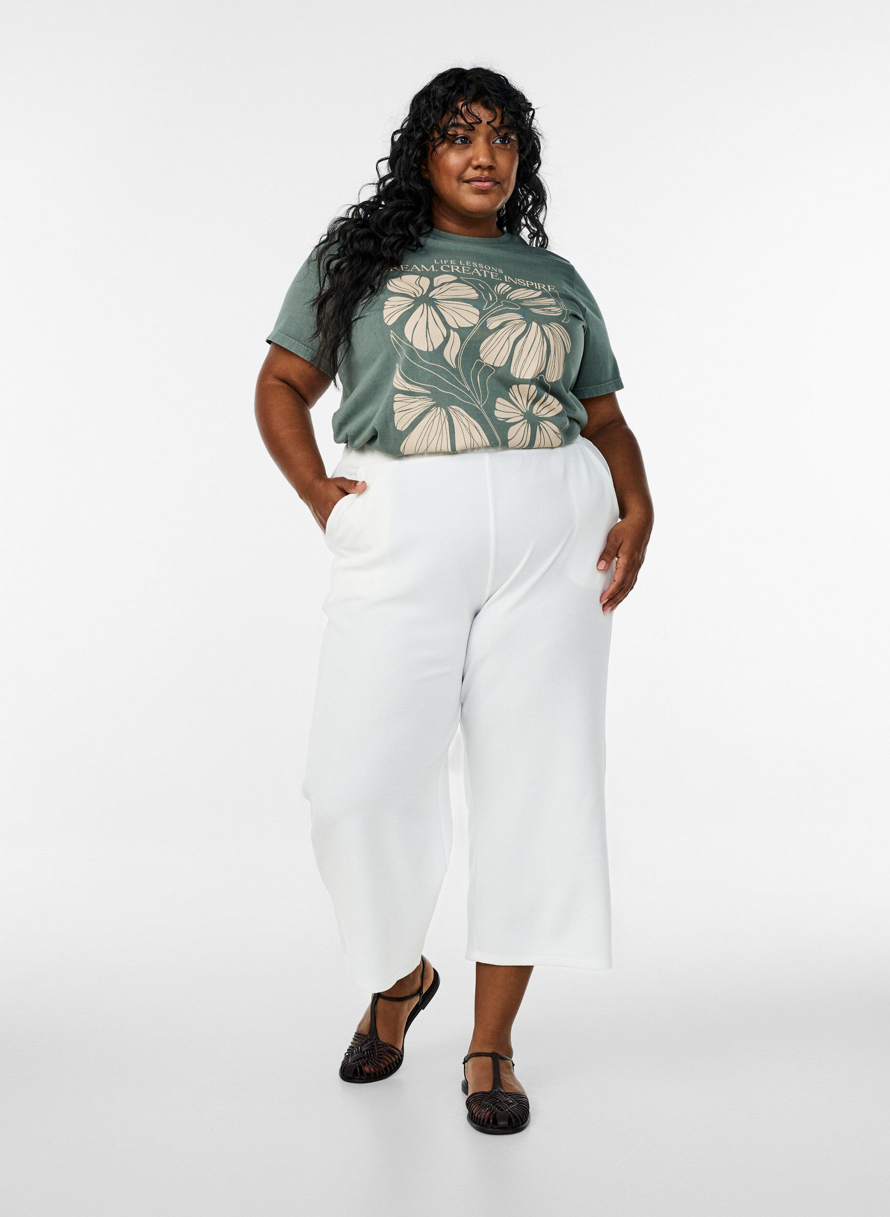 Zizzi T-shirt i ekologisk bomull med text och blommigt tryck, Gr&ouml;n, Model image number 1