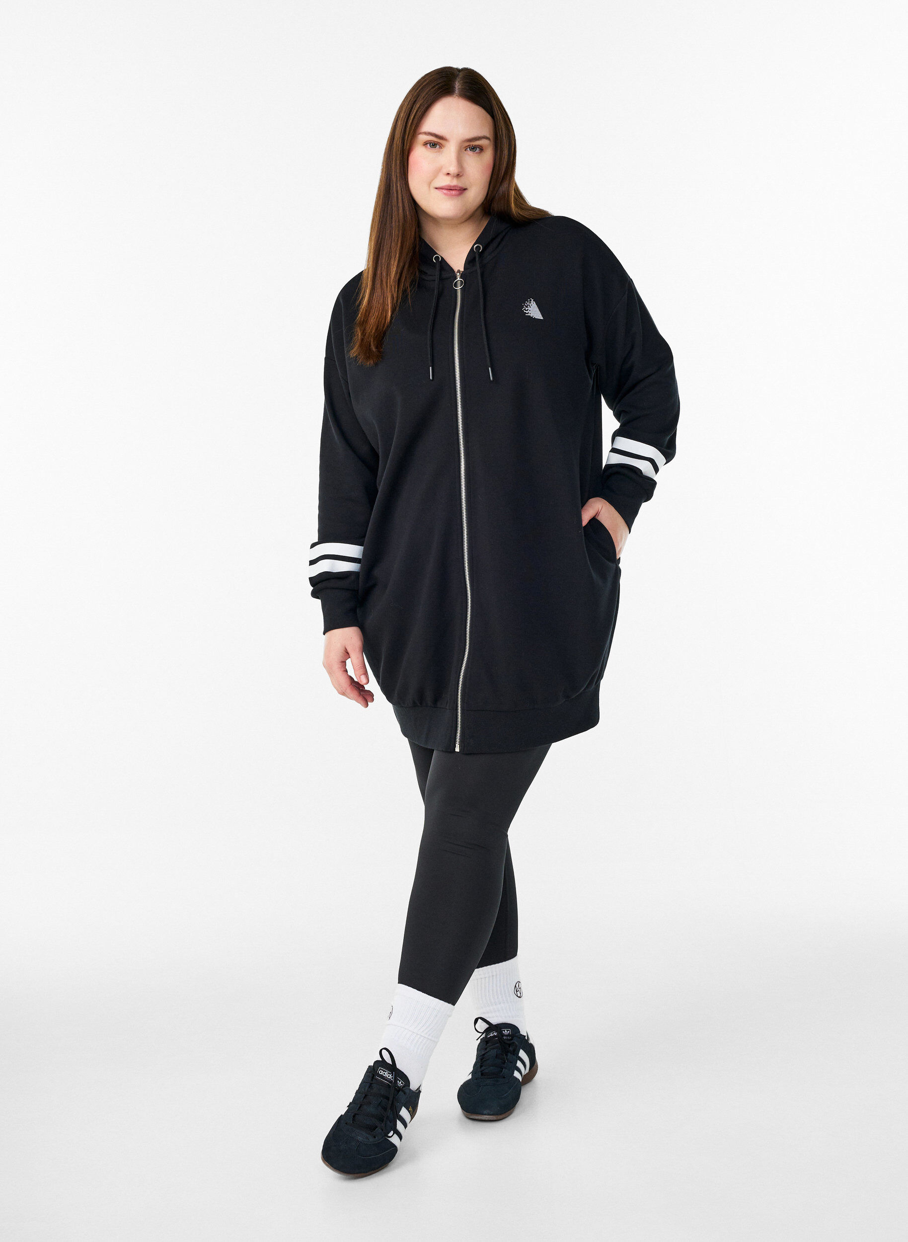 Zizzi L&aring;ng sweatkofta med tryckta detaljer, Svart, Model image number 1