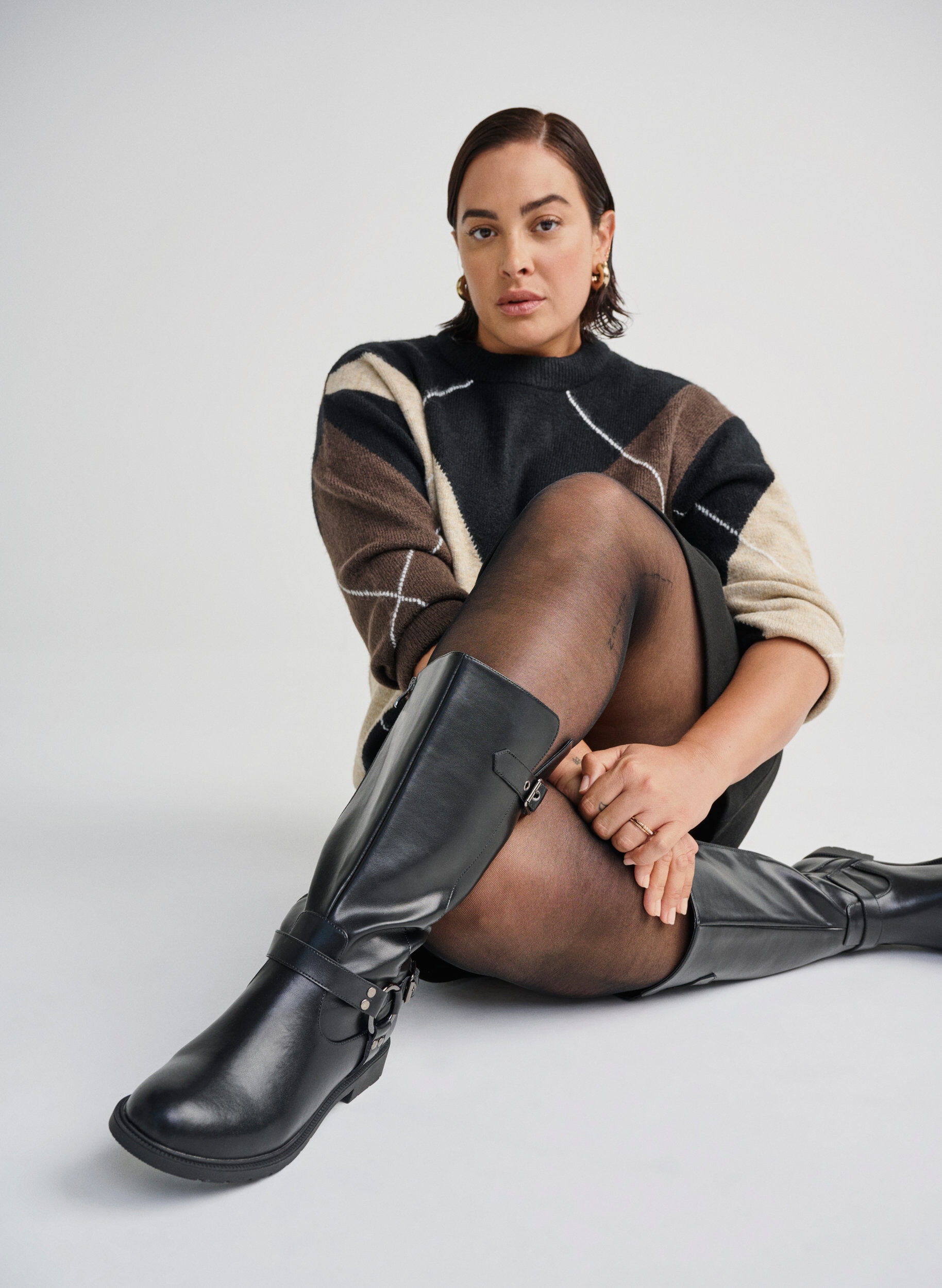 Zizzi Wide fit - H&ouml;g l&auml;derst&ouml;vel med dekorativa sp&auml;nnen, Svart, Image image number 0