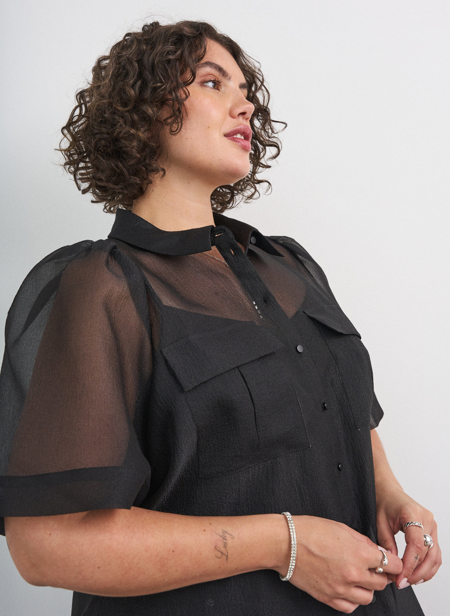 ZizziKl&auml;nning i organza med br&ouml;stfickor och puff&auml;rmar, Svart, Model image number 3