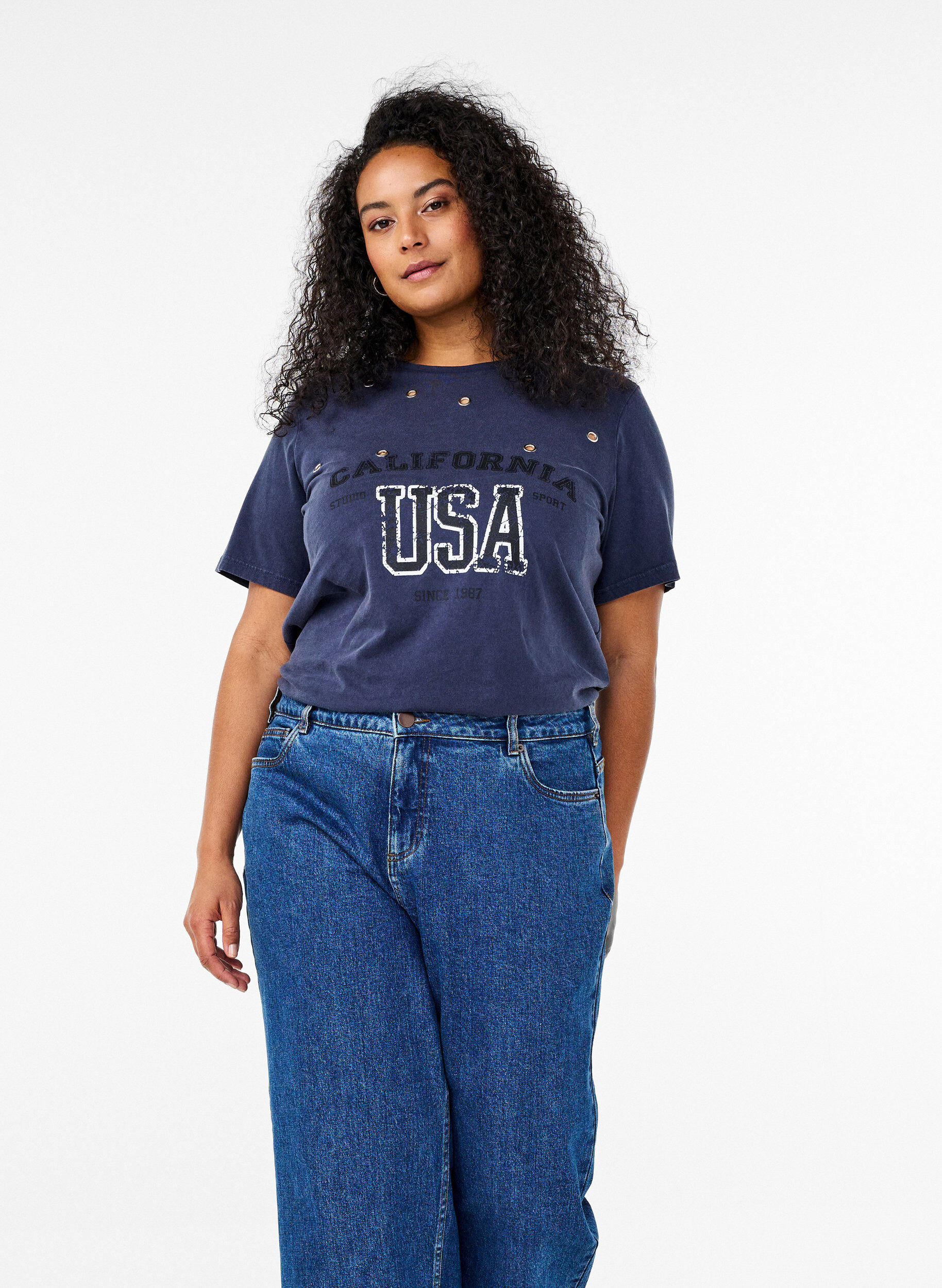 Zizzi T-shirt med &ouml;ljetter och tryck, Navy Washed , Image image number 0