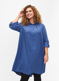 Skjortklänning i viskos med luva och trekvartsärmar, Moonlight Blue, Model