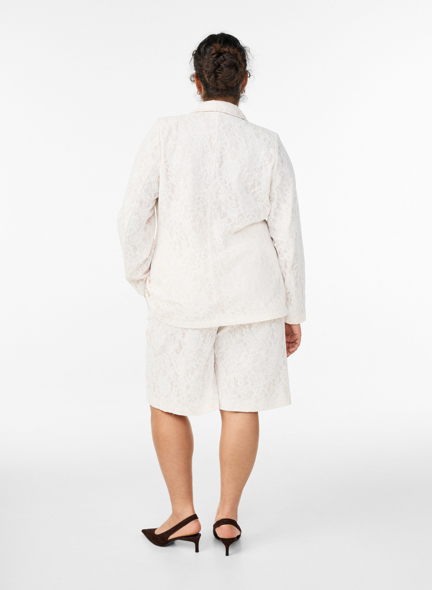 Zizzi Bermudashorts i spets med h&ouml;g midja, Vanilla, Model image number 1