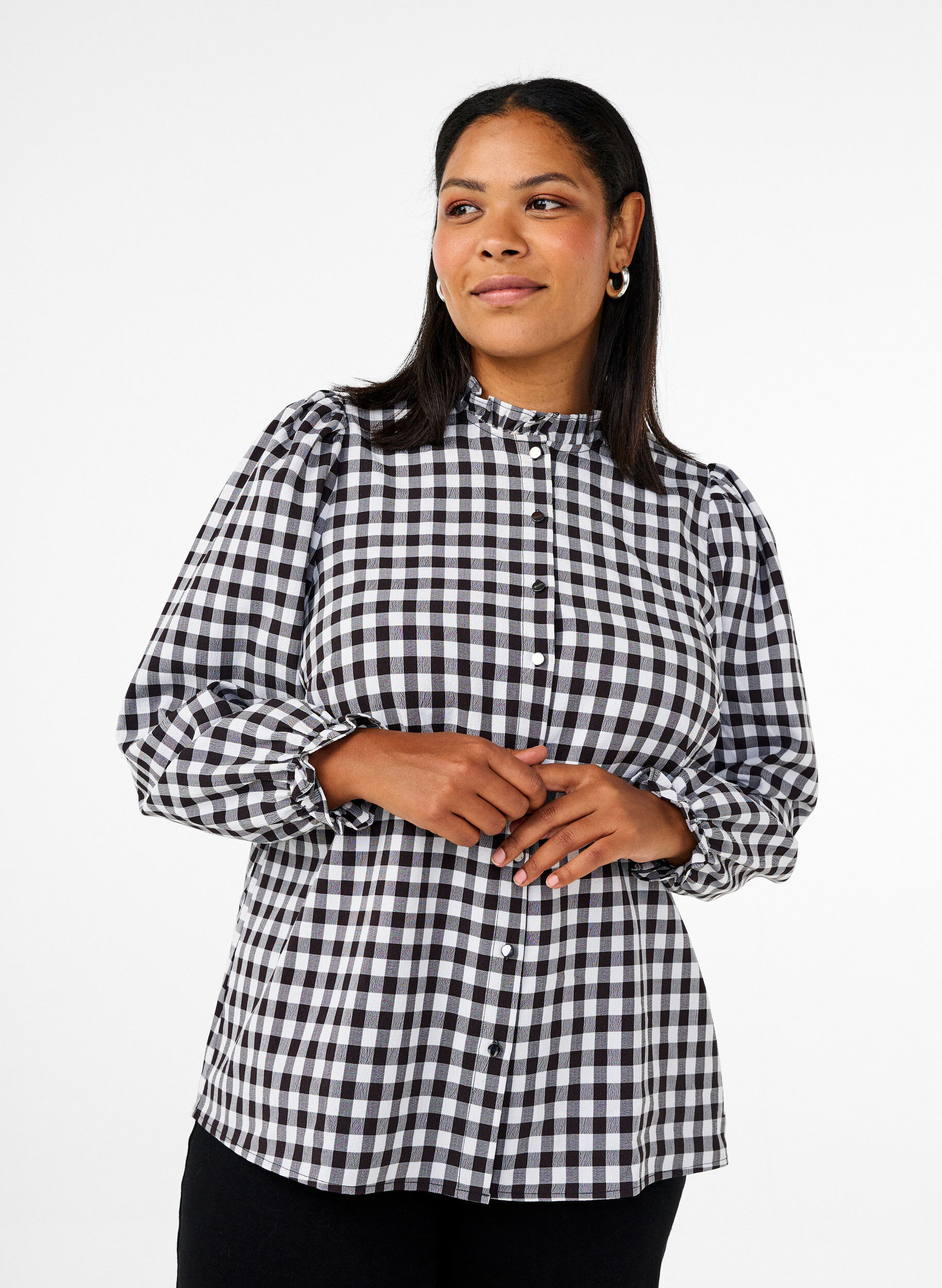 Zizzi Rutig skjortblus med volangdetaljer, Black/W. Gingham, Model image number 0
