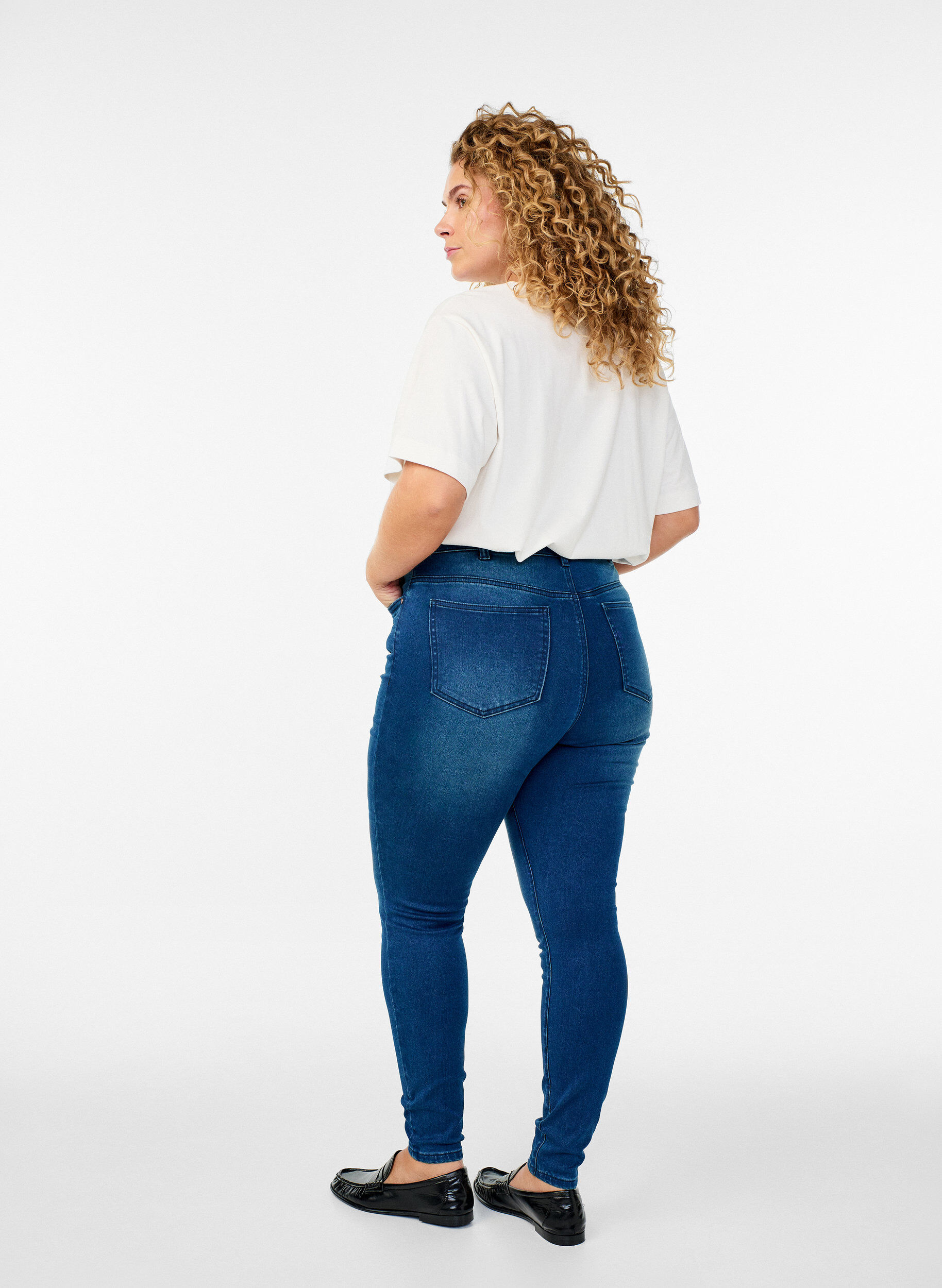 ZizziSupersmala Amy-jeans med h&ouml;g midja, Bl&aring;, Model image number 1