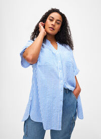 Randig skjorta med bröstfickor, Light Blue Stripe , Model